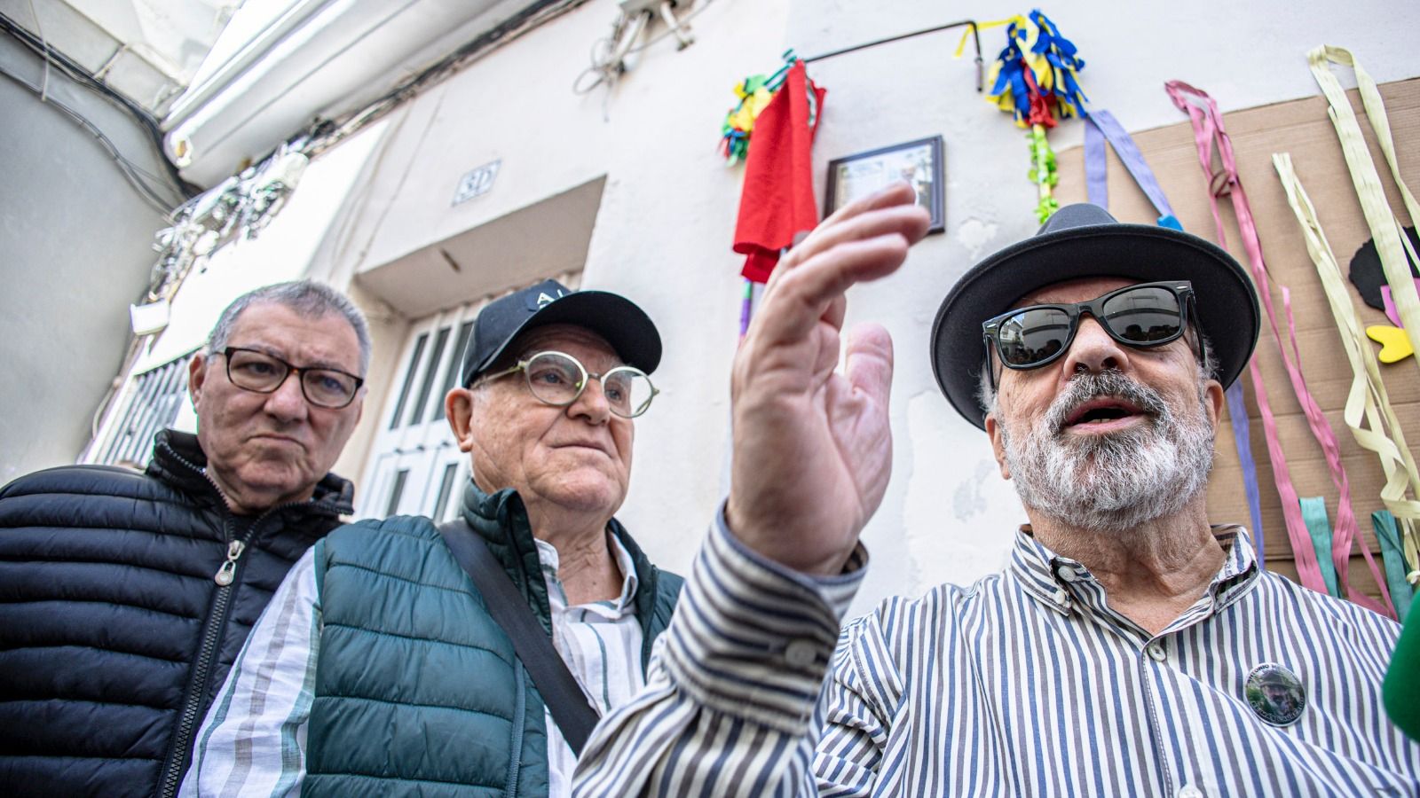 Antonio Martín junto a su placa