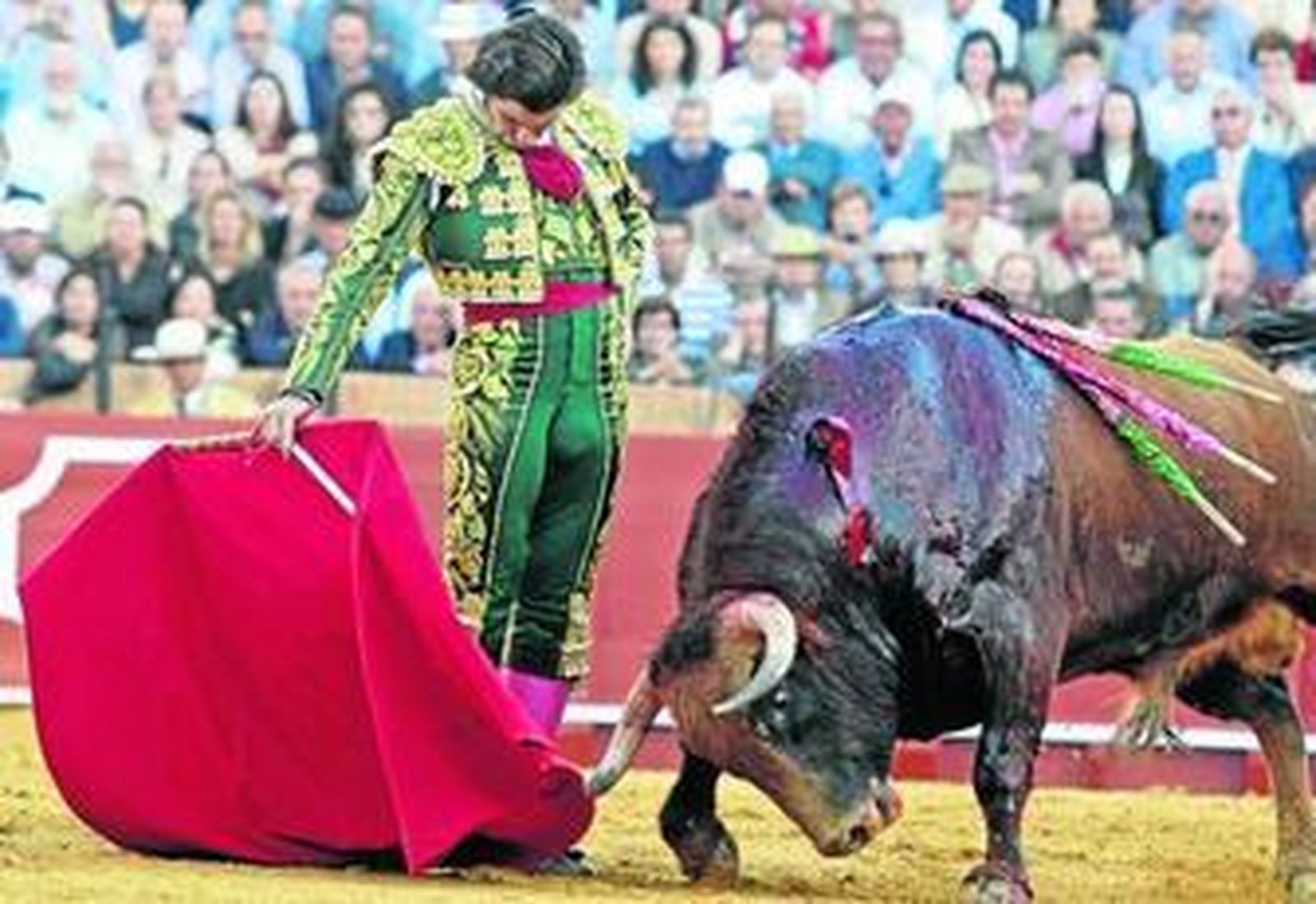 Morante de la Puebla, toreando en redondo con la diestra, al cuarto toro, al que cortó una oreja.