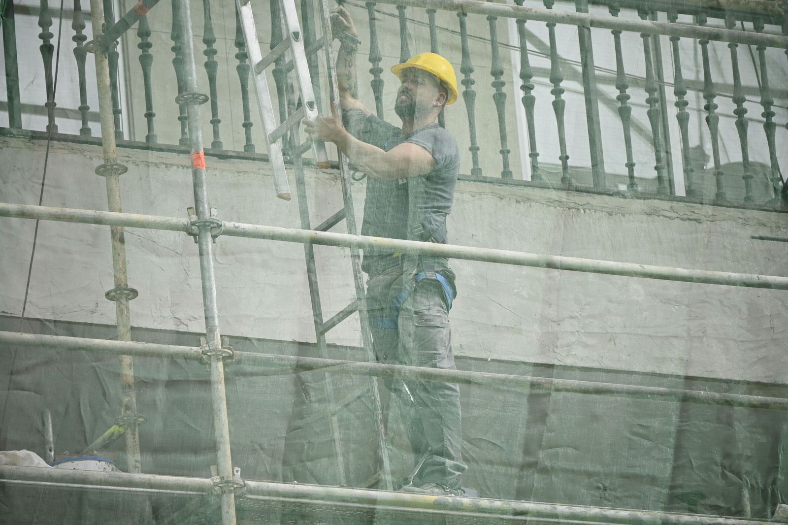 Un trabajador en un edificio de la capital onubense.