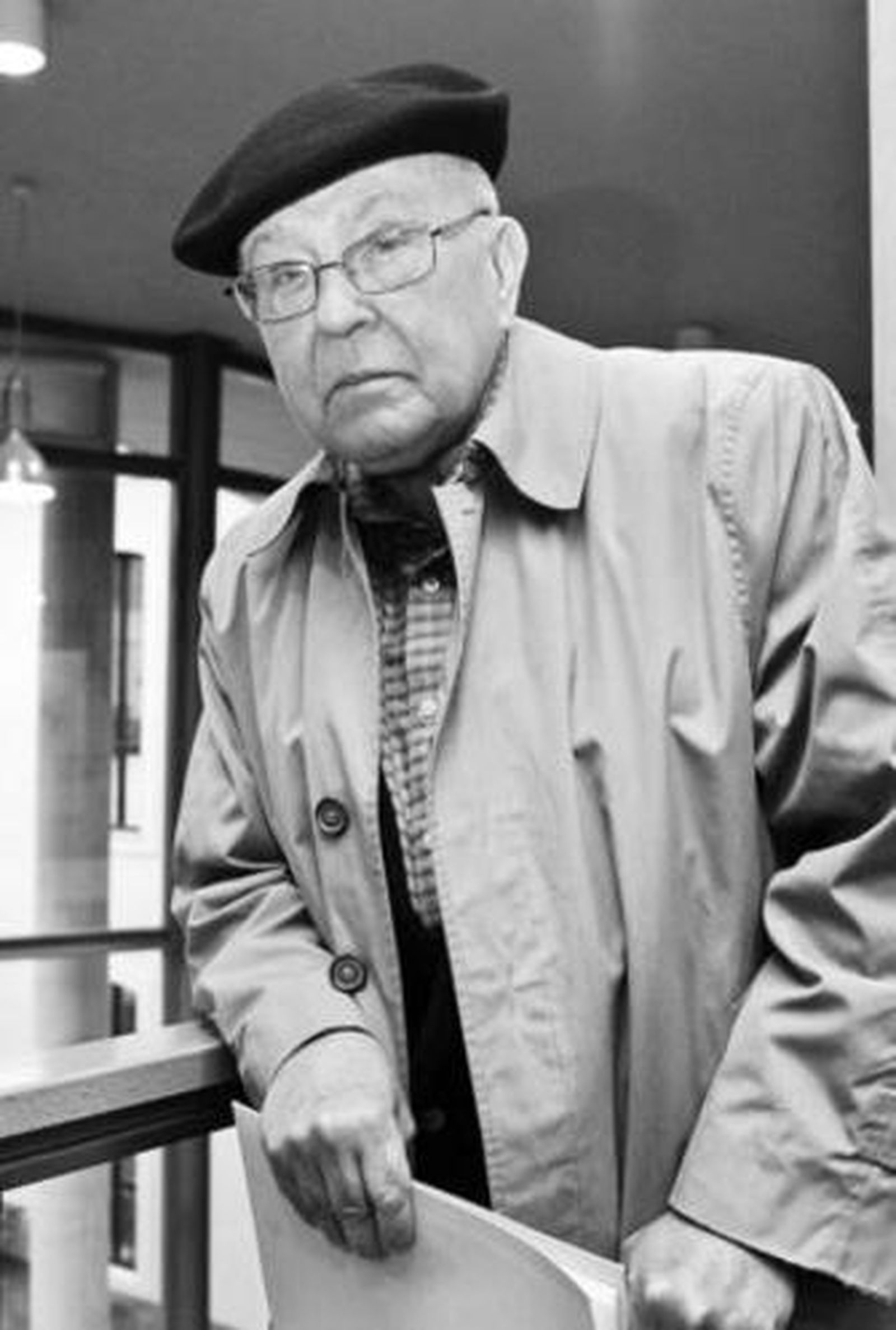 Lorenzo García Vega, ayer, en la Biblioteca Central.