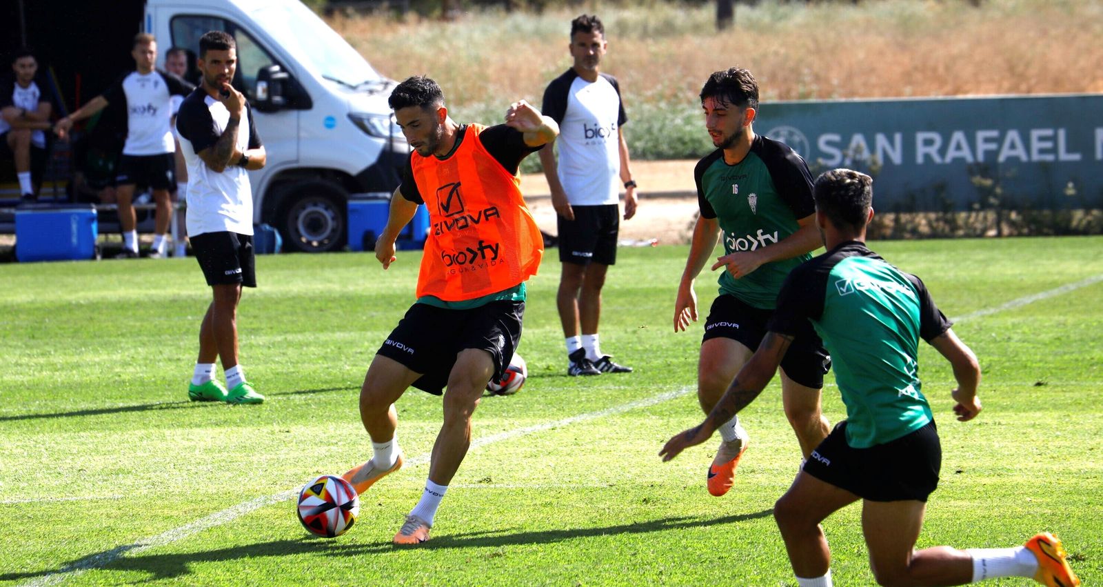 Albarrán golpea el balón en un entrenamiento del Córdoba CF en la Ciudad Deportiva.