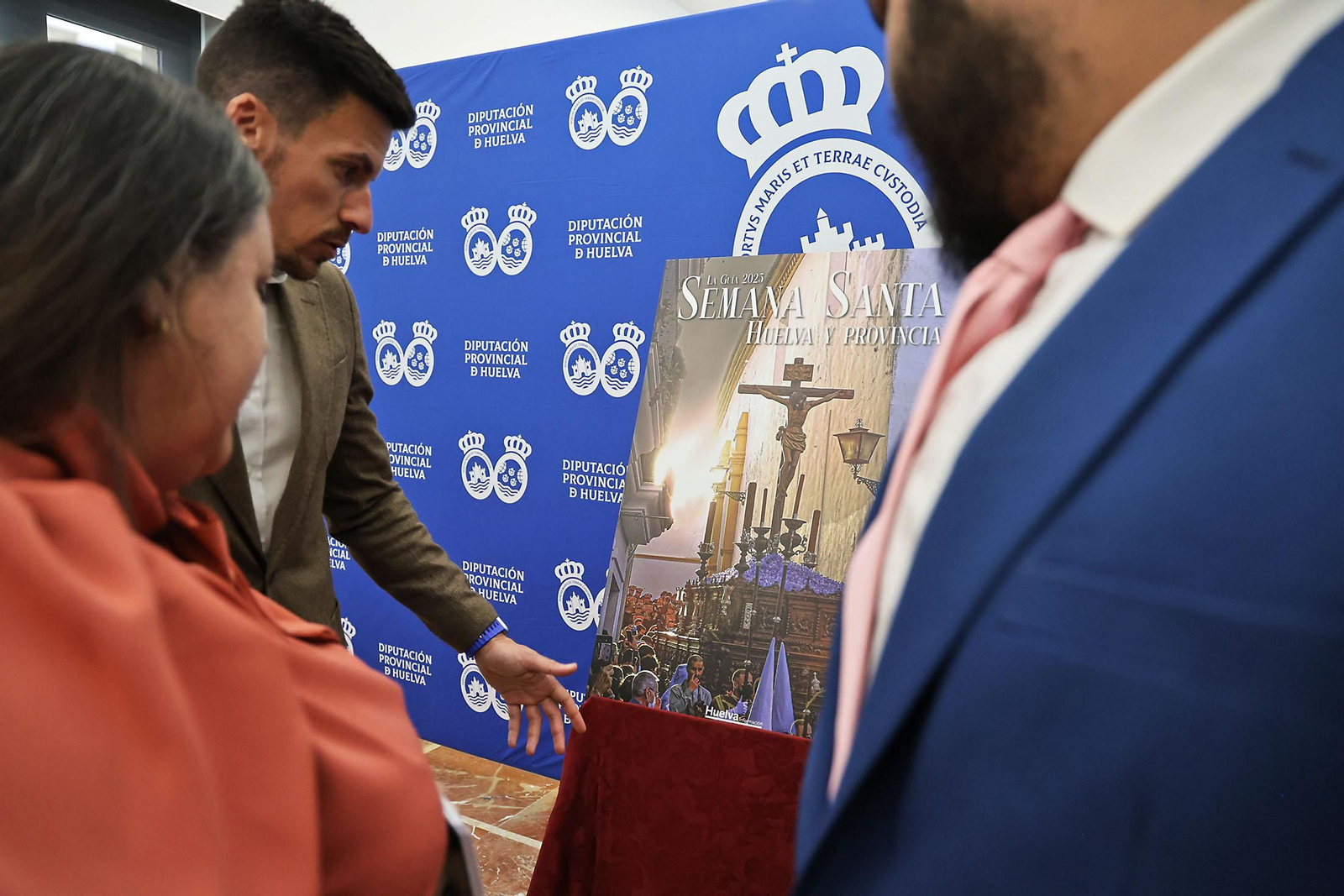 Imágenes de la presentación la Guía de Semana Santa de Huelva Información 2025