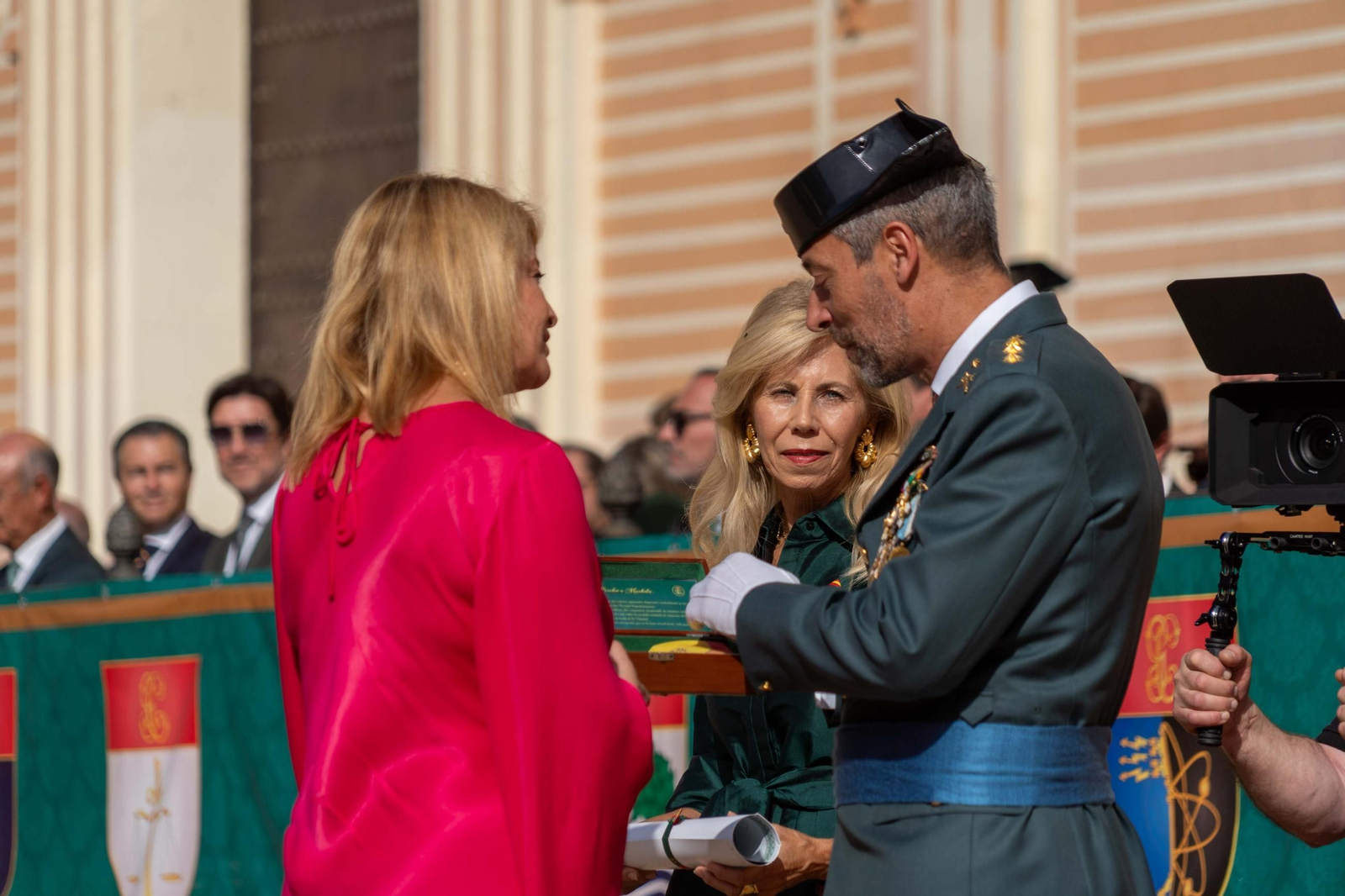 Imágenes del desfile de la Guardia Civil en el Día de la Hispanidad y de su patrona en la Plaza de La Merced