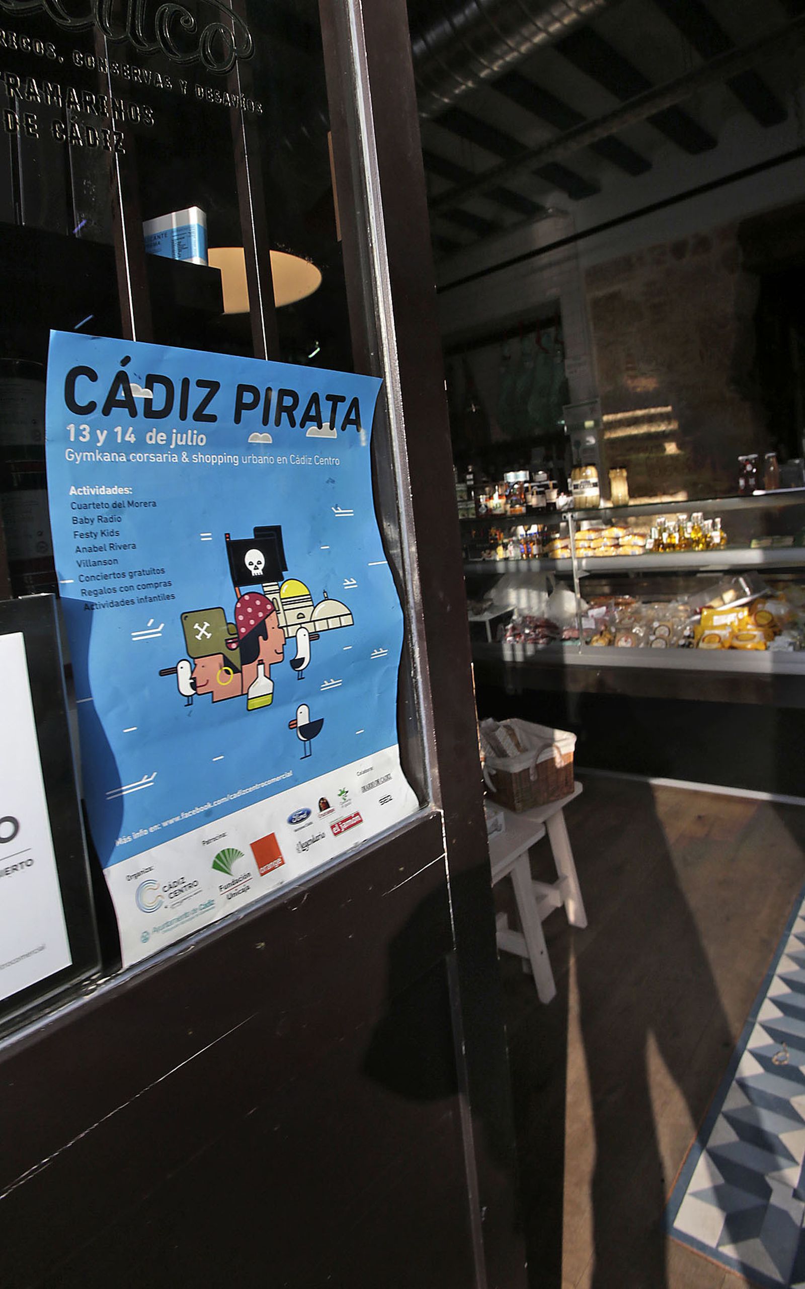 Un comercio del centro de la ciudad con el cartel de la campaña.