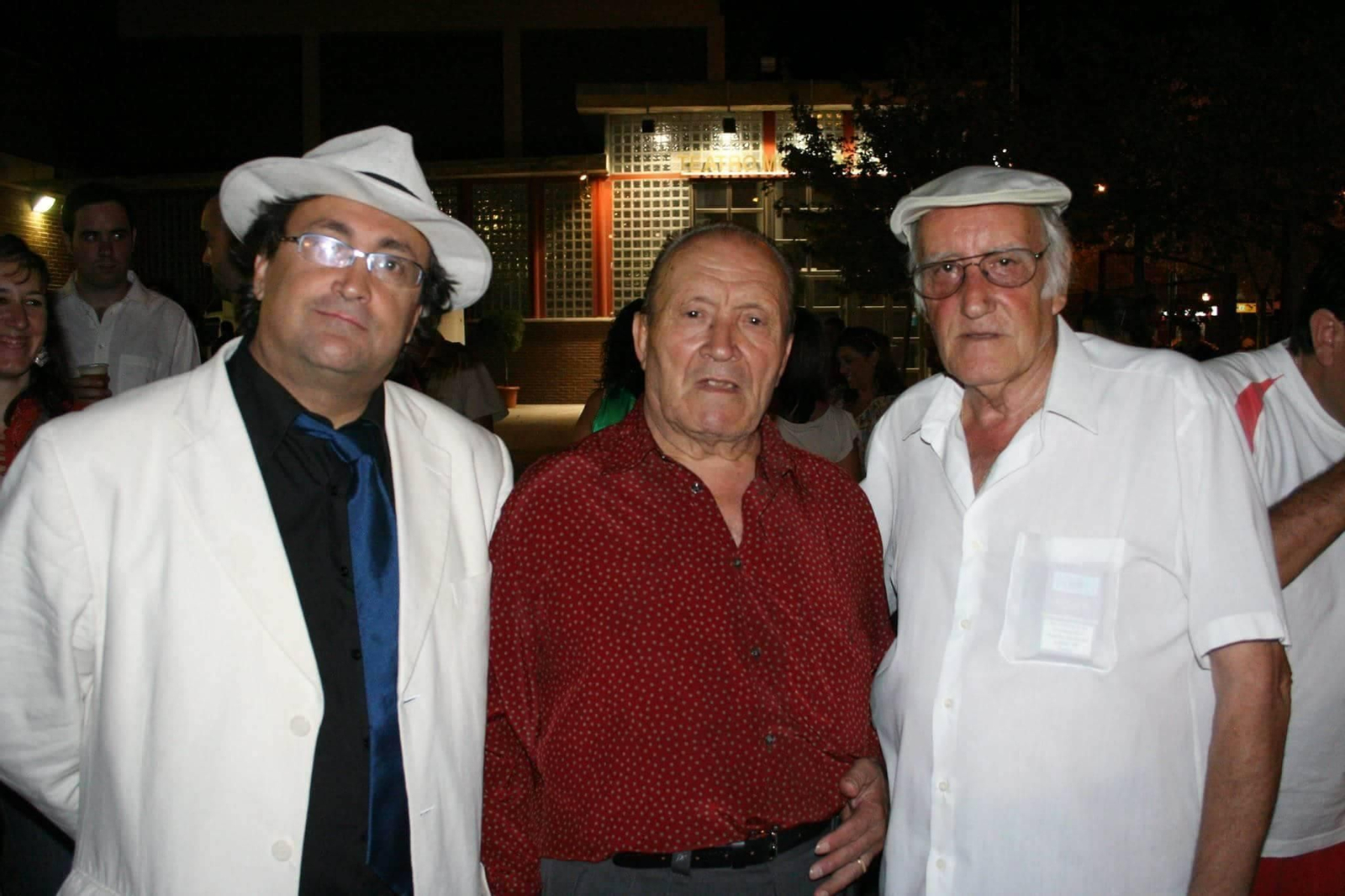 Miguel Burgos 'El Cele', acompañado de Isidro Olgoso y un amigo.