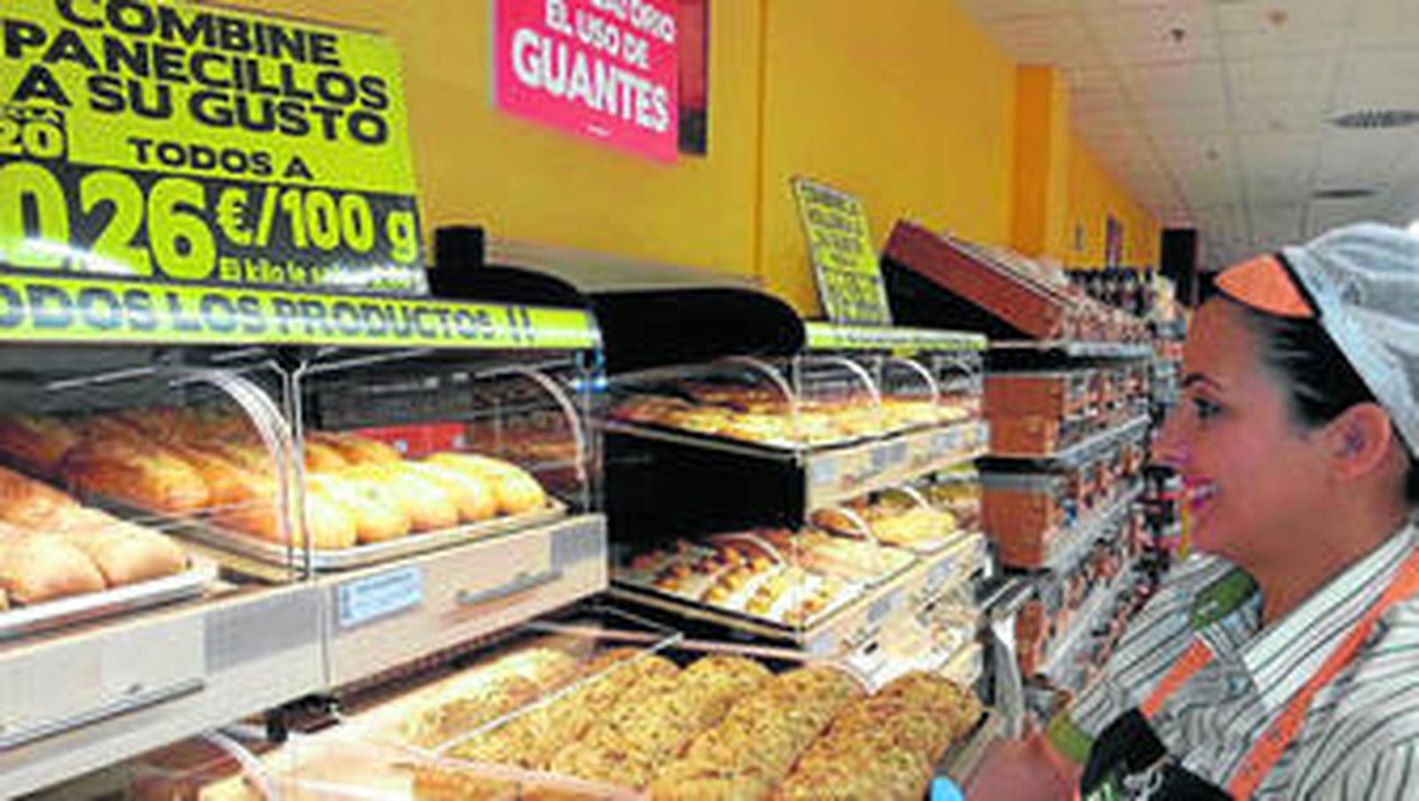 Una trabajadora de la sección de horno en un supermercado de Mercadona.