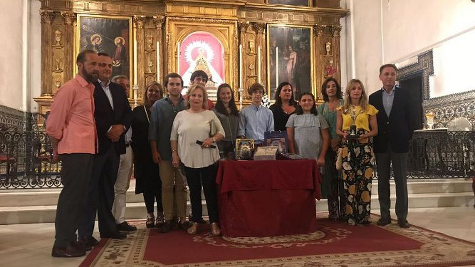La familia Jiménez Romero, propietarios de la empresa La Rondeña, en la Basílica de Nuestra Señora de la Caridad, durante la presentación de la caja 'La rondeña' dedicada a la patrona.