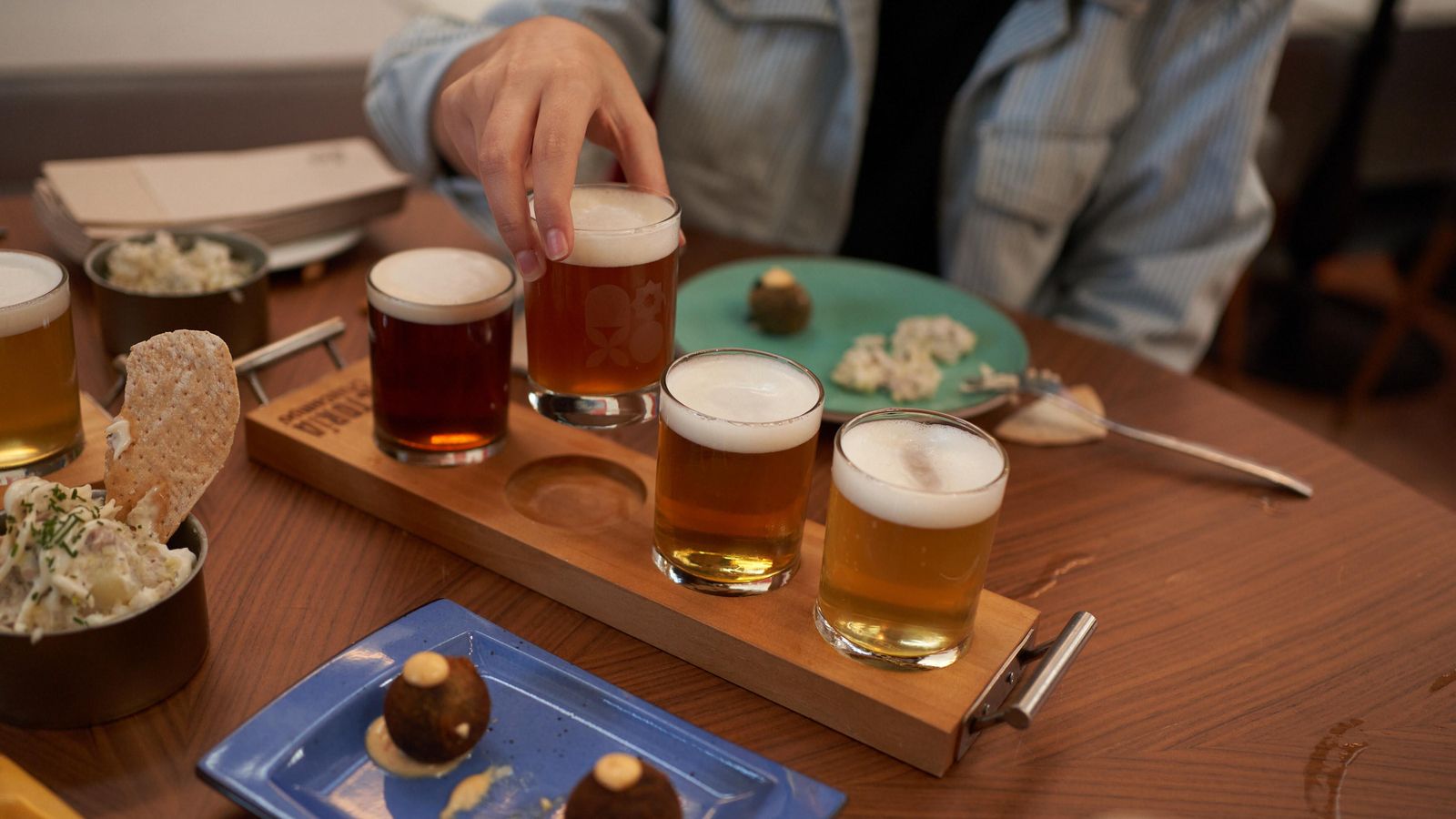 Fundación Cruzcampo ofrece menús tradicionales navideños reinterpretados y una nueva cerveza artesana, Cruzcampo Zambomba.