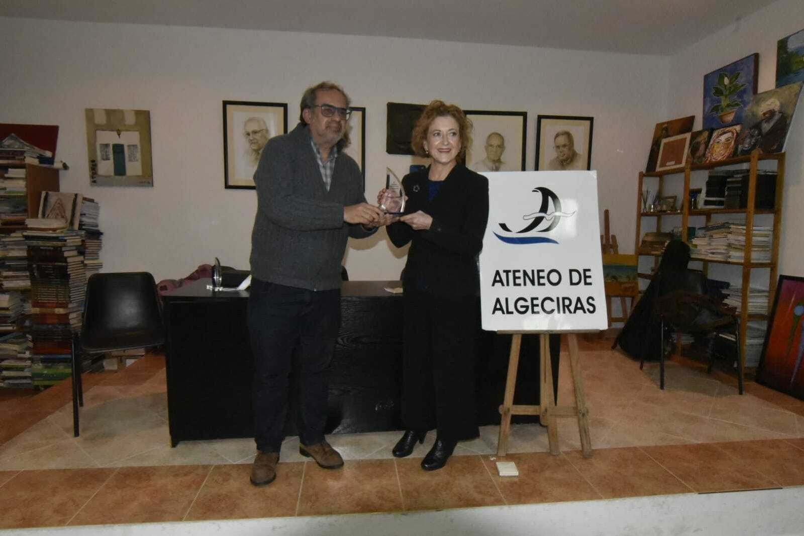 Magda Belloti recibe el Premio Ateneo José Román.