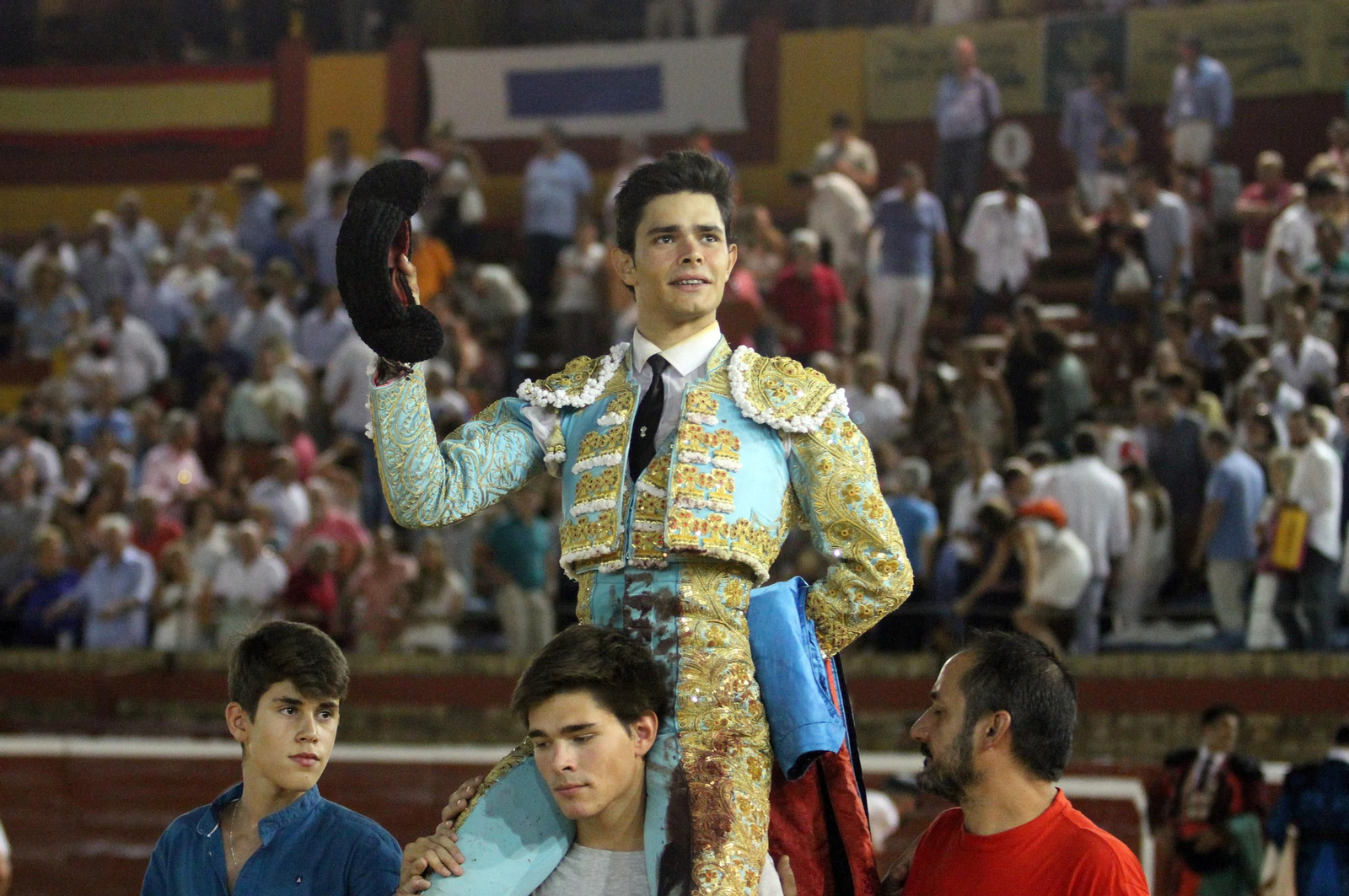 Juan Silva "Juanito" sale a hombros en la Plaza de toros La Merced, en imágenes