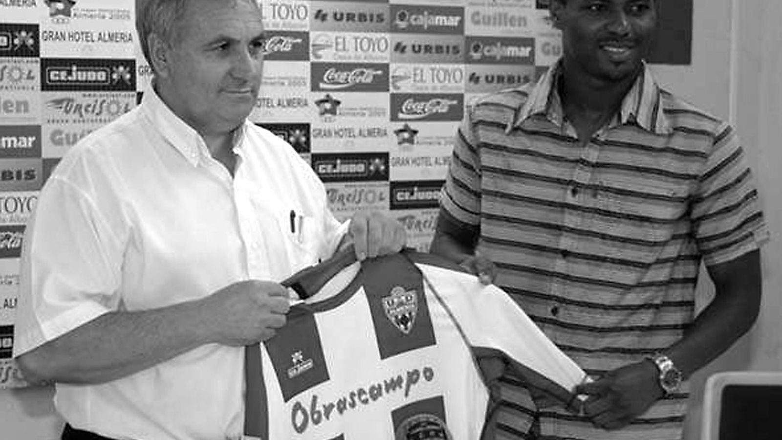 Alfonso y Kalu, en la presentación del nigeriano en septiembre de 2005.
