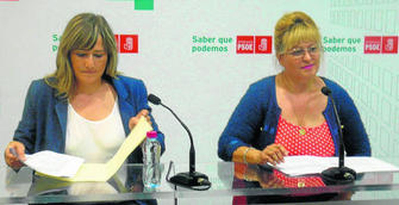 Encarna Pérez, portavoz socialista en Diputación, y Adela Segura, secretaria de Política Municipal y diputada autonómica, ayer en rueda de prensa.