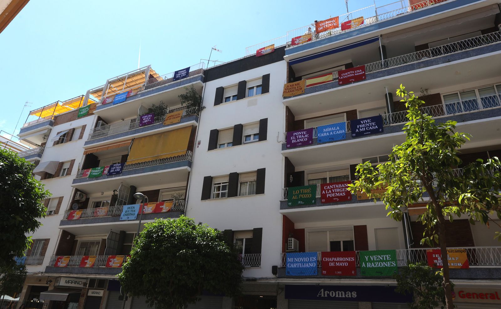 Banderolas y colgaduras en los balcones de Los Remedios