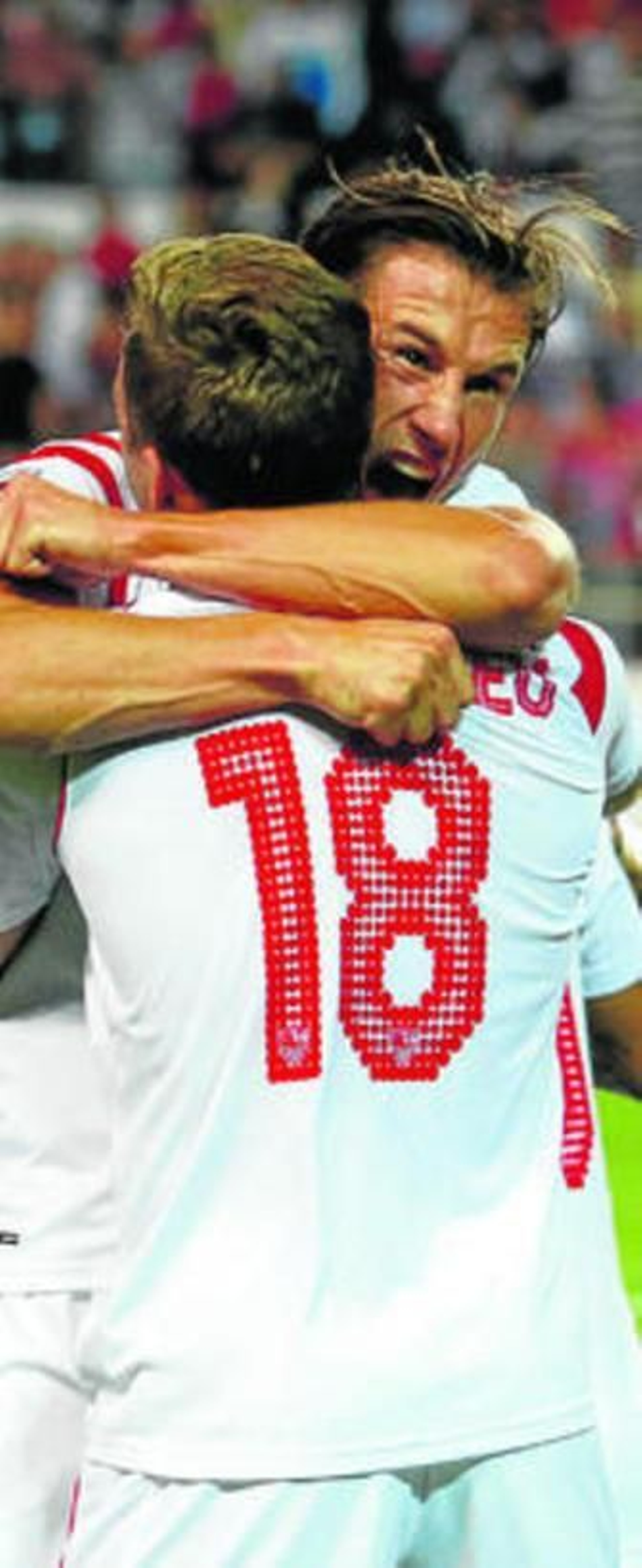 Krychowiak, acaso el fichaje más llamativo por ahora, se abraza con Deulofeu.