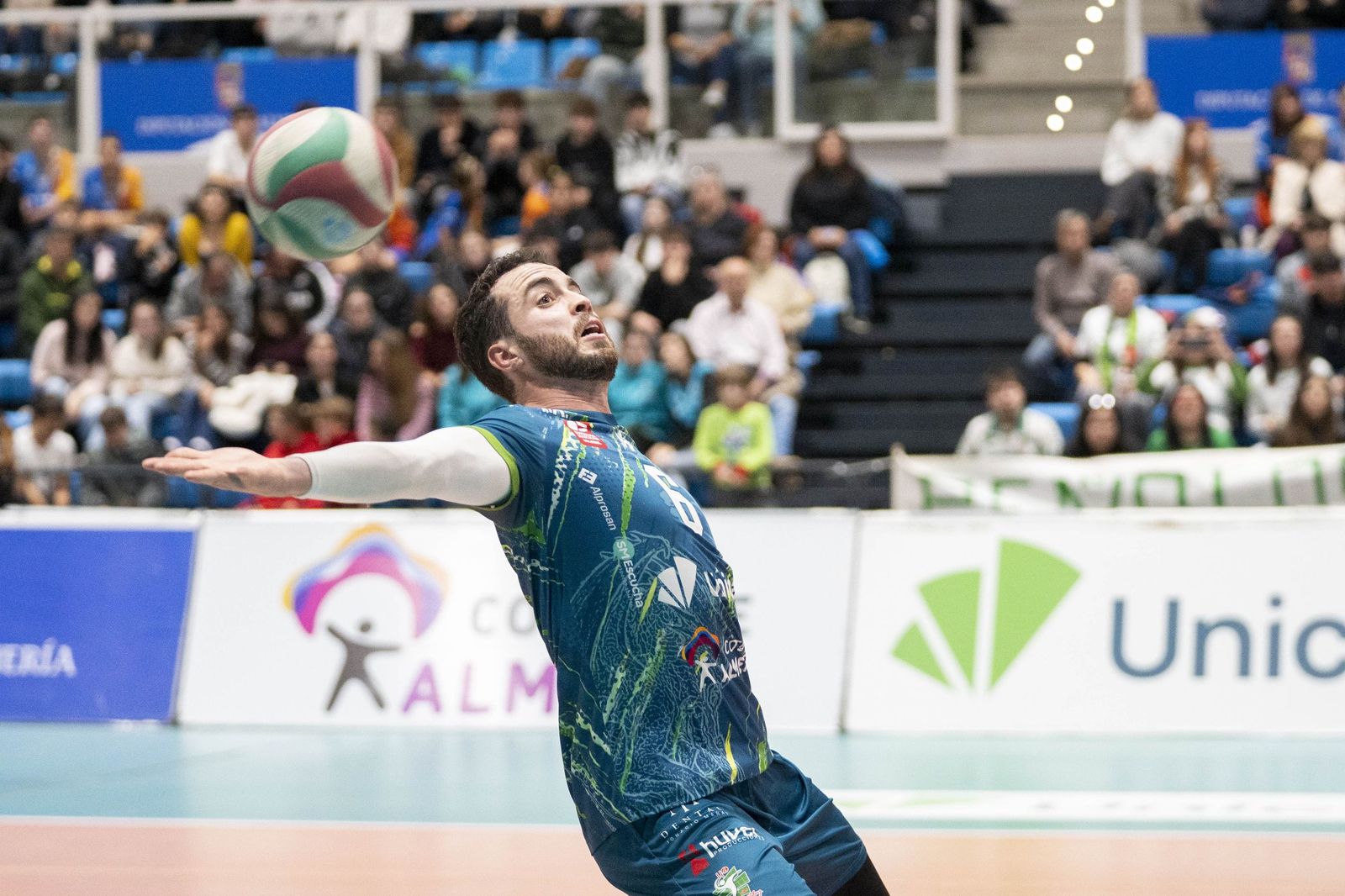 Las imágenes del partido entre Unicaja Costa de Almería y Pamesa Teruel de Superliga de voleibol