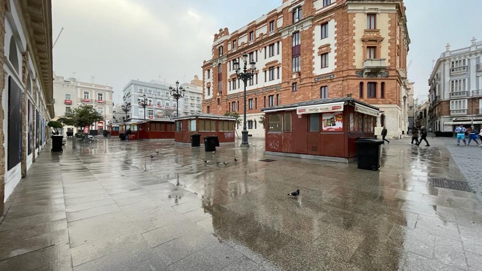 Plaza de la libertad una vez limpiada y baldeada esta mañana.