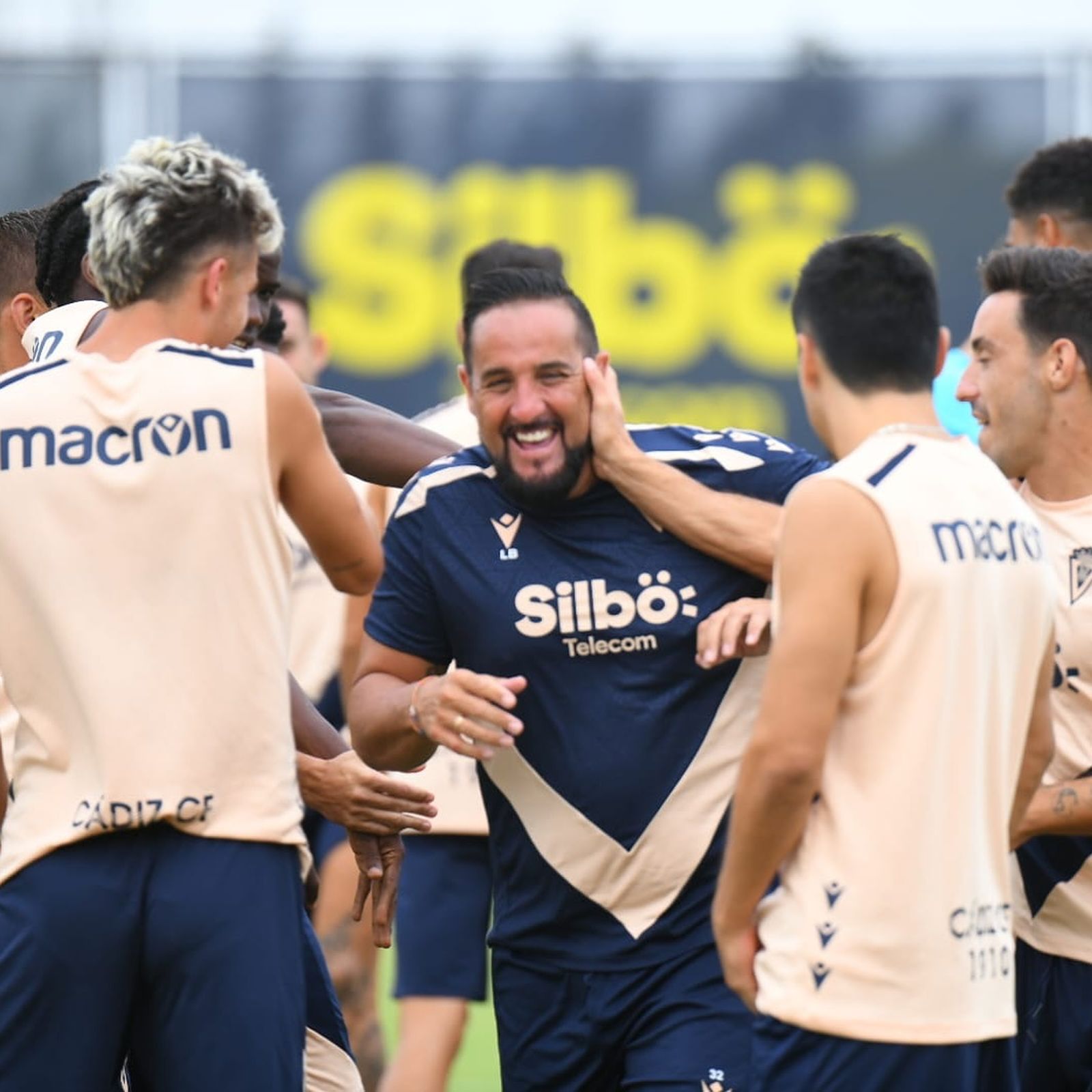 Lluvia de cariño del primer equipo durante el cumpleaños de Bocardo el pasado mes de agosto.