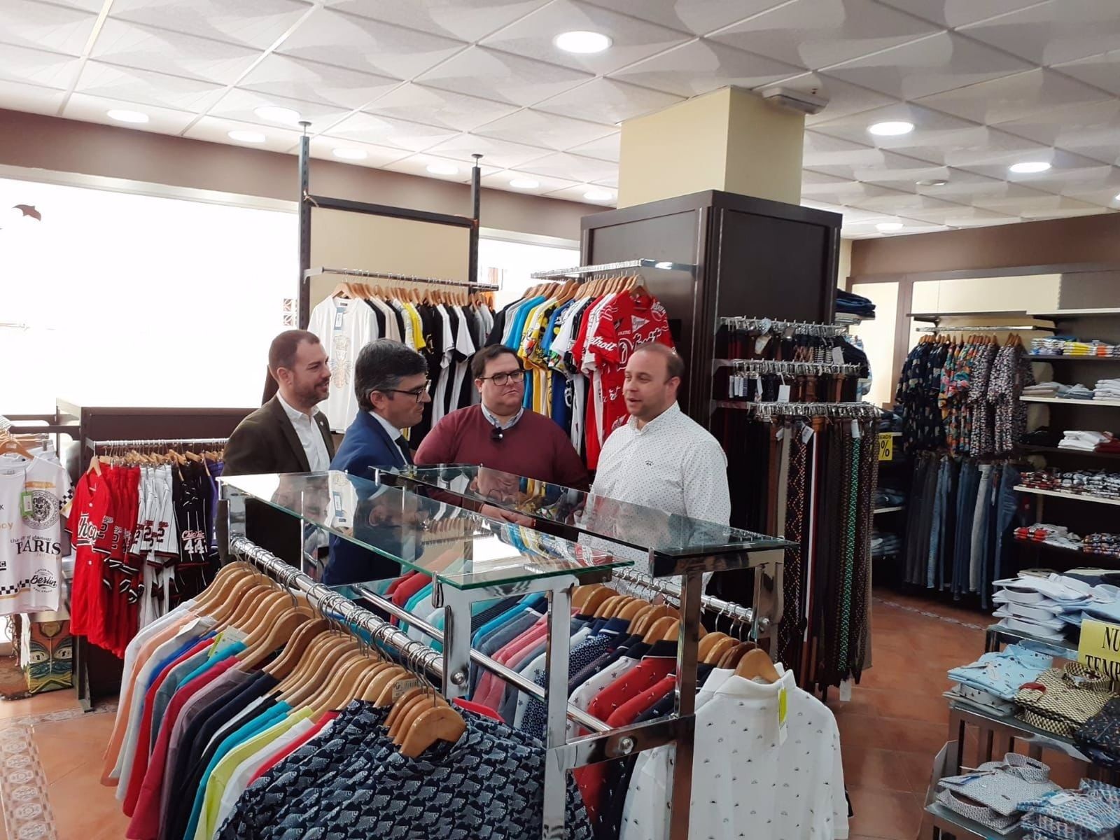 El delegado de Empleo de la Junta en Granada, Javier Martín, durante la visita a un comercio de ropa de Almuñécar