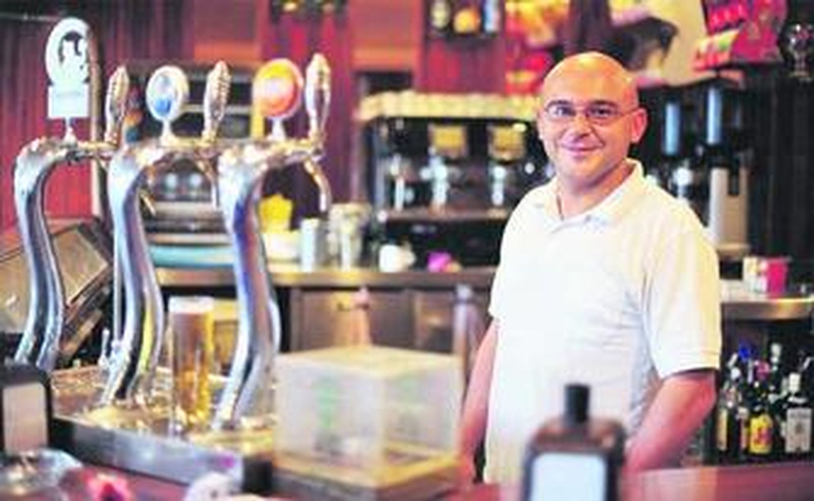 Francisco Sanjuán, en el bar Sansan, en la calle Real.
