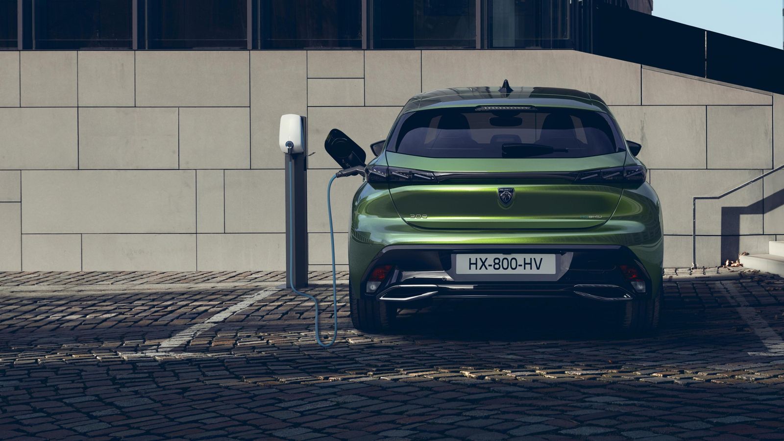 Las diferencias estéticas entre los 308 Hybrid hoy a la venta el e-308 que se integrará en la gama de la marca francesa en 2023 deberán ser mínimas.