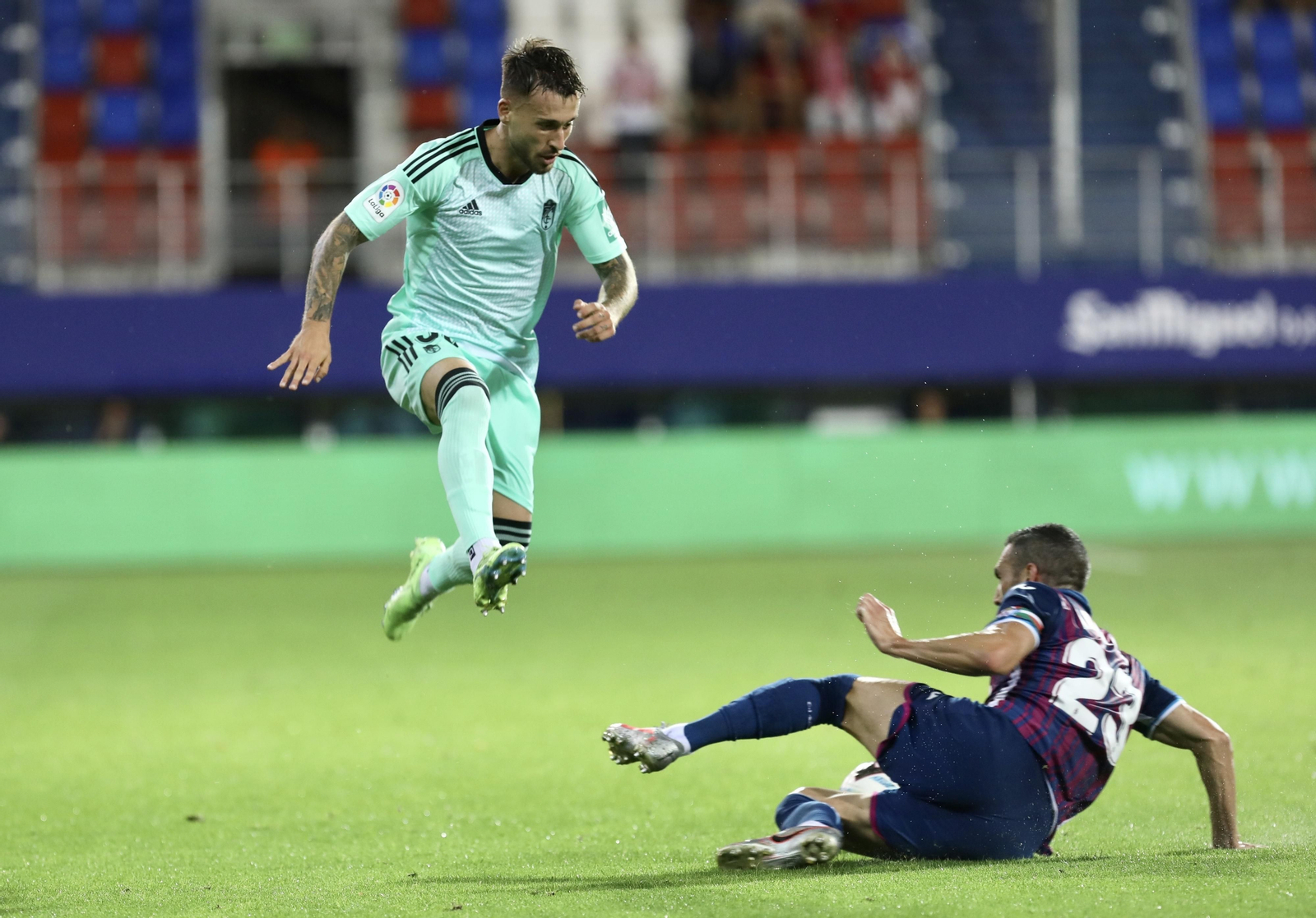 Ricard Sánchez salta por encima de Arbilla.