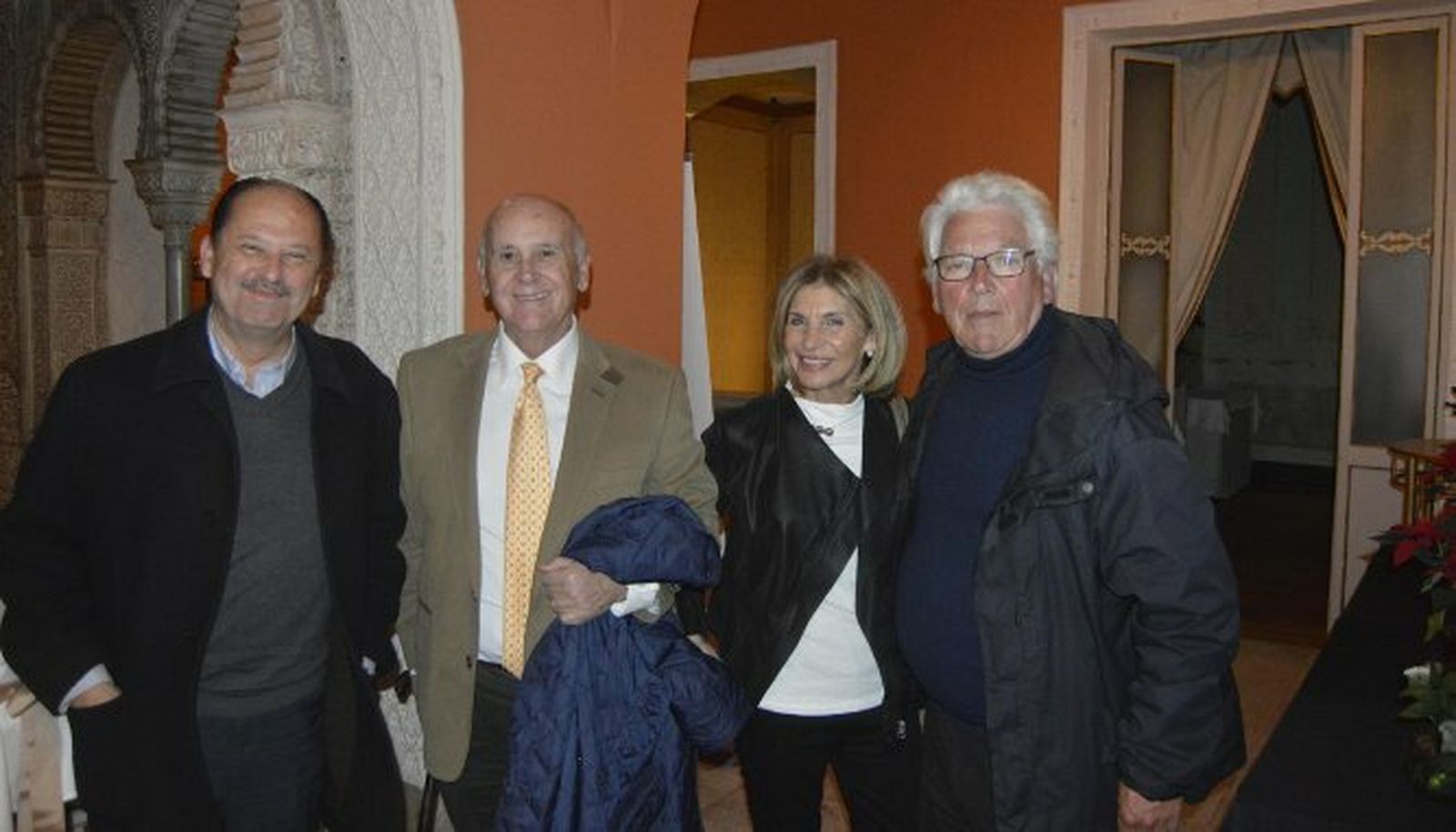 Emilio de la Cruz, Manolo Concha, Carmen Escorza y Hans Jospeh Artz, tras finalizar la conferencia.