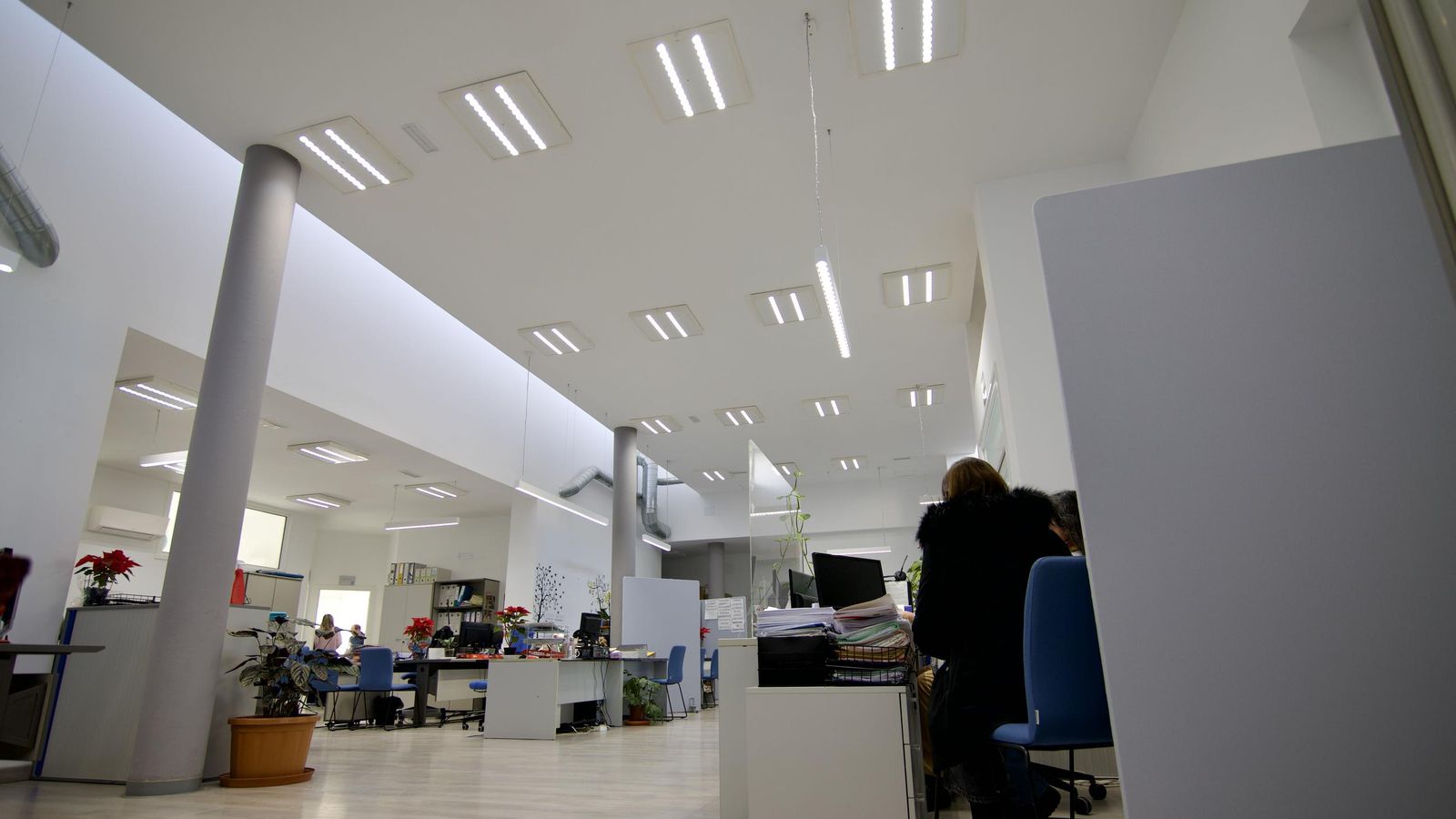 Una de las oficinas municipales con la nueva luz.