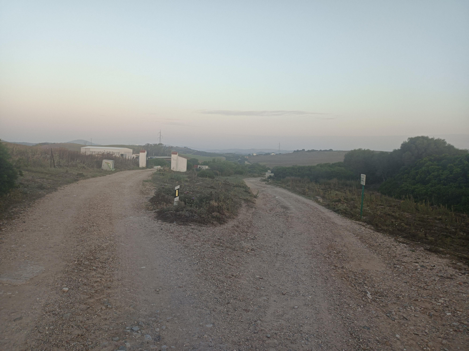Pasamos ante la puerta de algunos ranchos y cortijos.