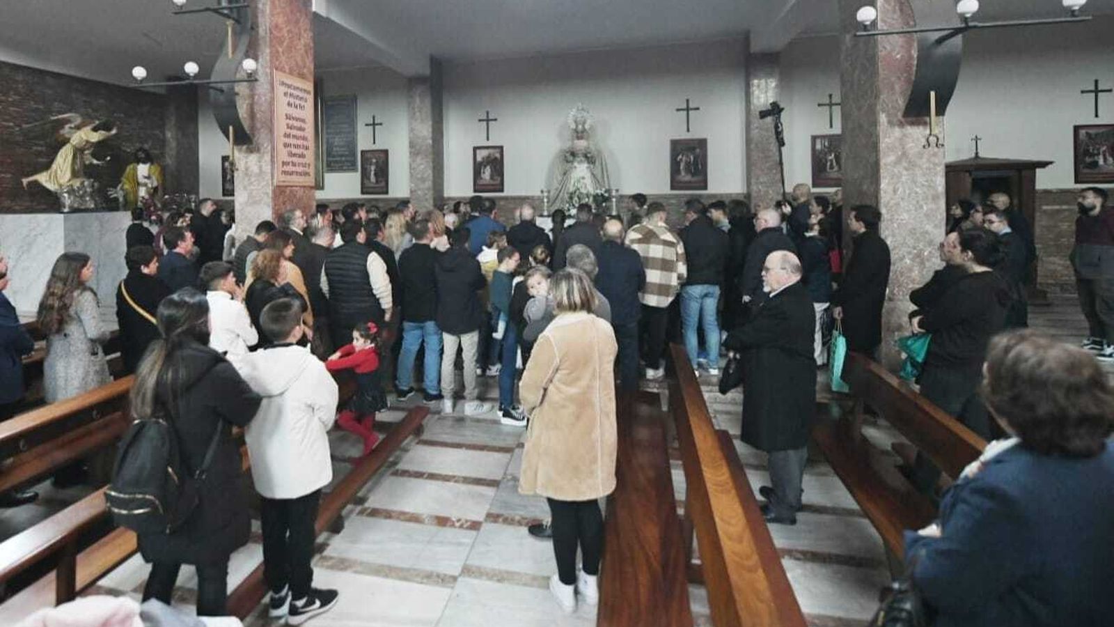 Momento en el que los hermanos acuden a orar ante los titulares de la Oración en el Huerto.