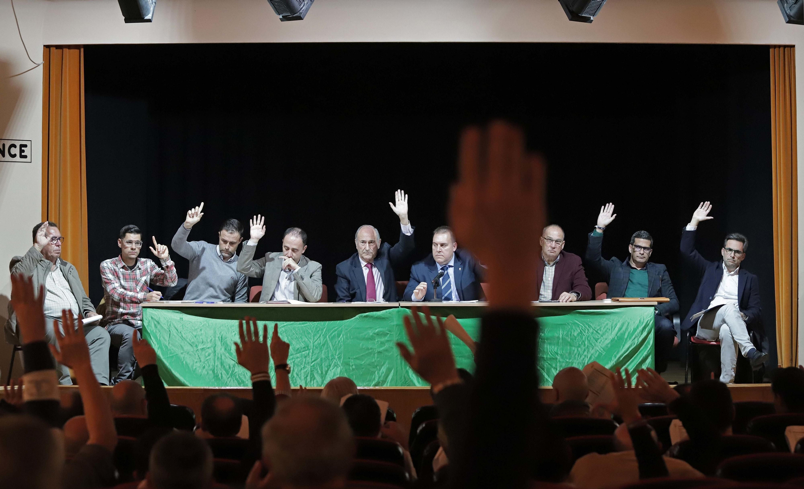 Los socios votan durante la asamblea