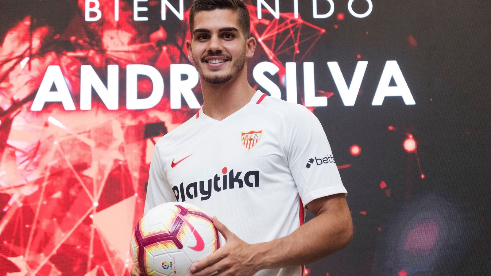 André Silva en su presentación como jugador del Sevilla F.C.