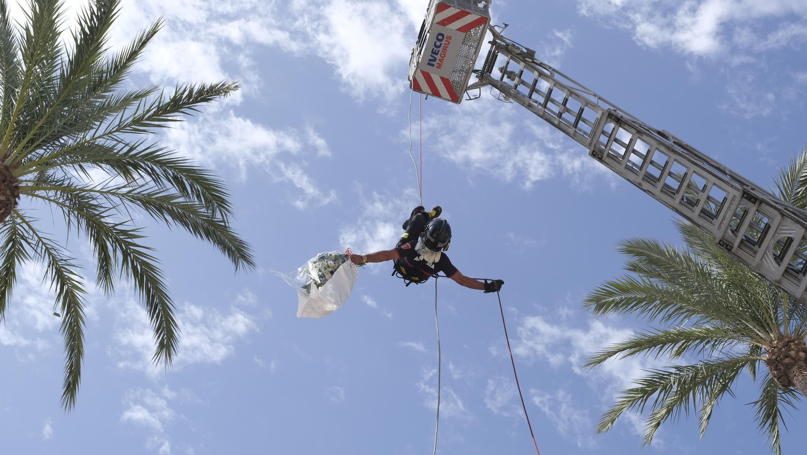 Ofrenda floral a la Virgen del Mar en la Feria de Almería 2024, en imágenes