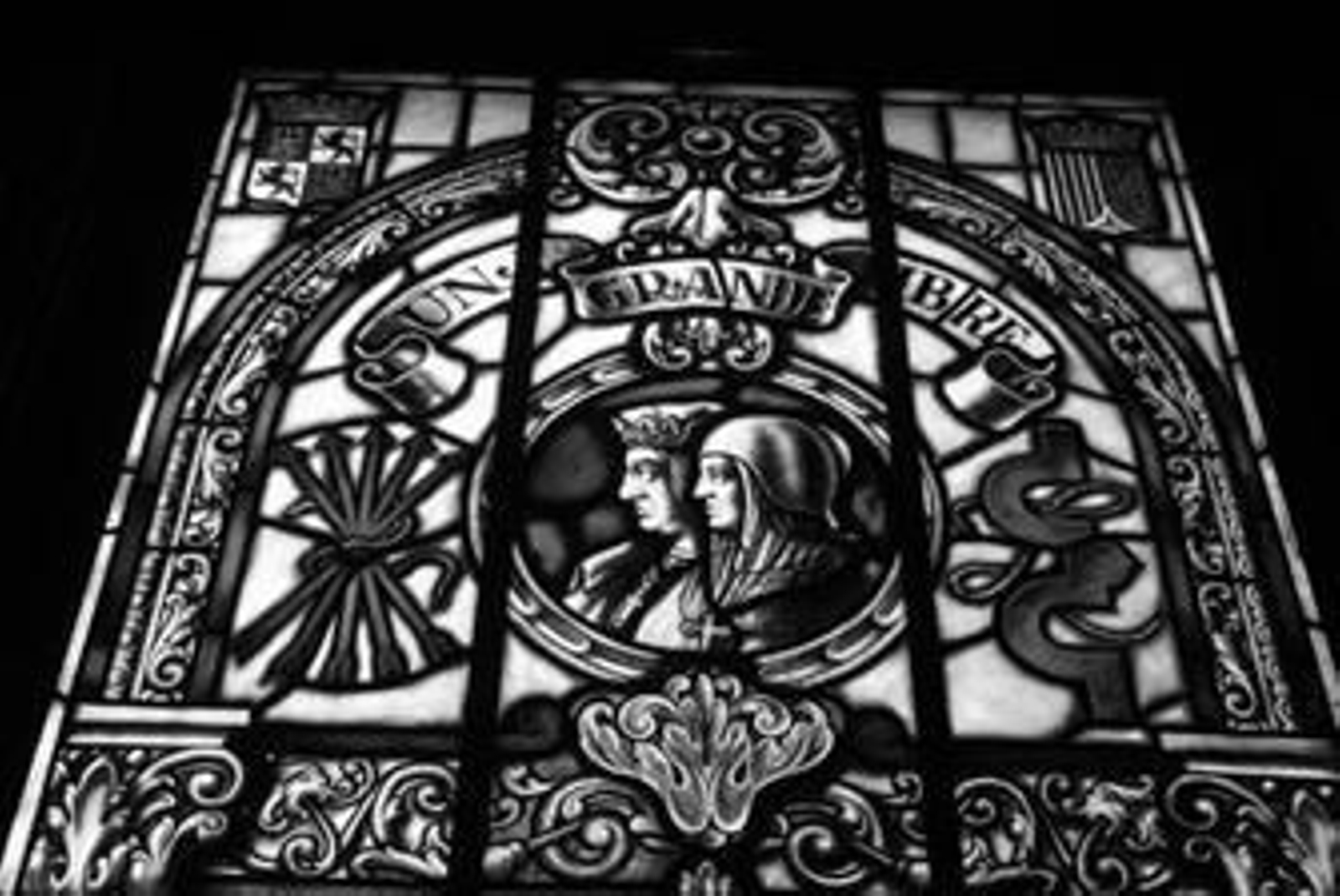 La vidriera que preside la escalera principal del Ayuntamiento.