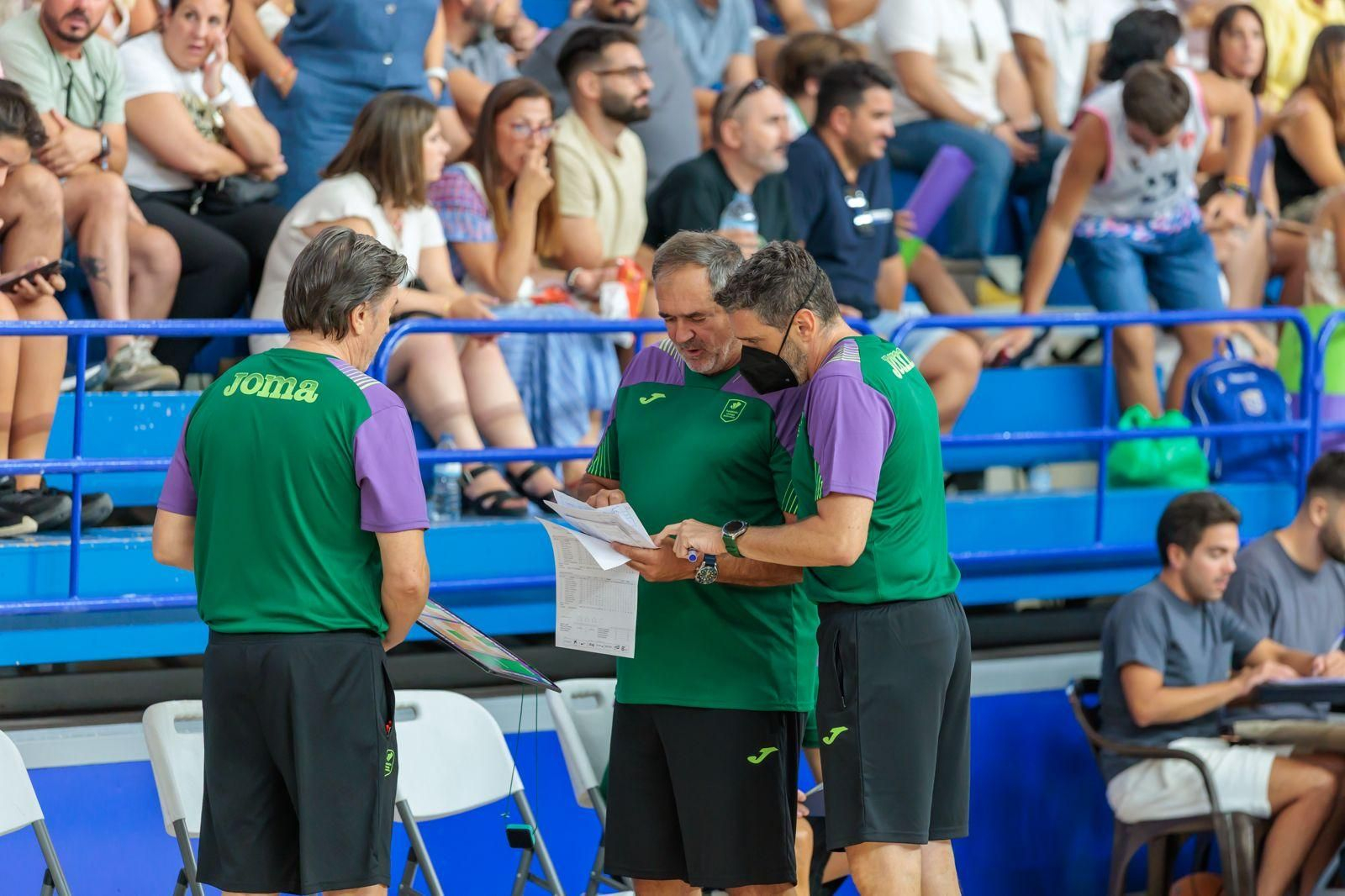 Ibon y su cuerpo técnico, durante el partido.