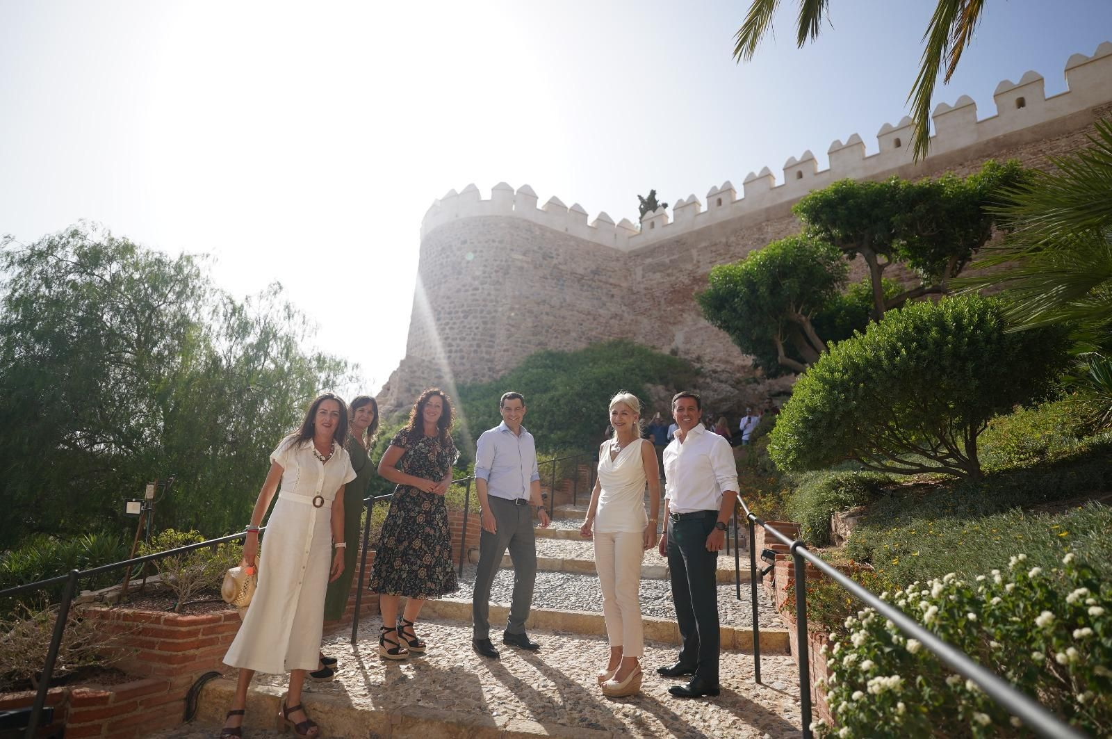 Juanma Moreno en su visita a la Alcazaba en la tarde de este lunes