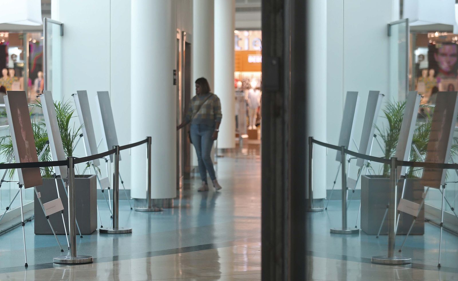Fotos de la exposición 'Idas y venidas' en el centro comercial Puerta Europa  en Algeciras