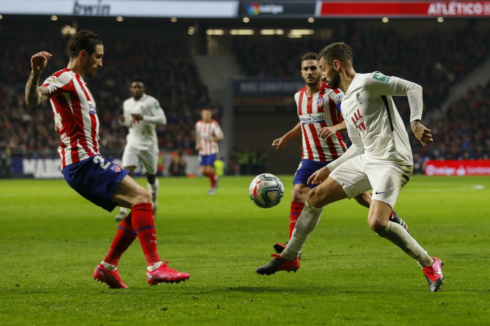Vadillo intenta controlar el balón.
