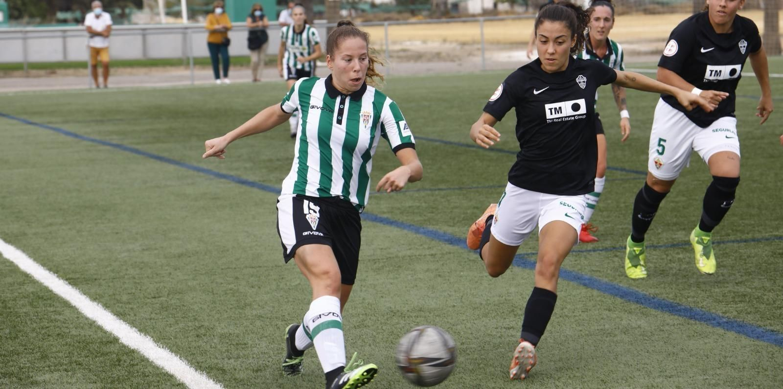 Cintia Hormigo circula el balón ante la presión de una jugadora del Elche Femenino.