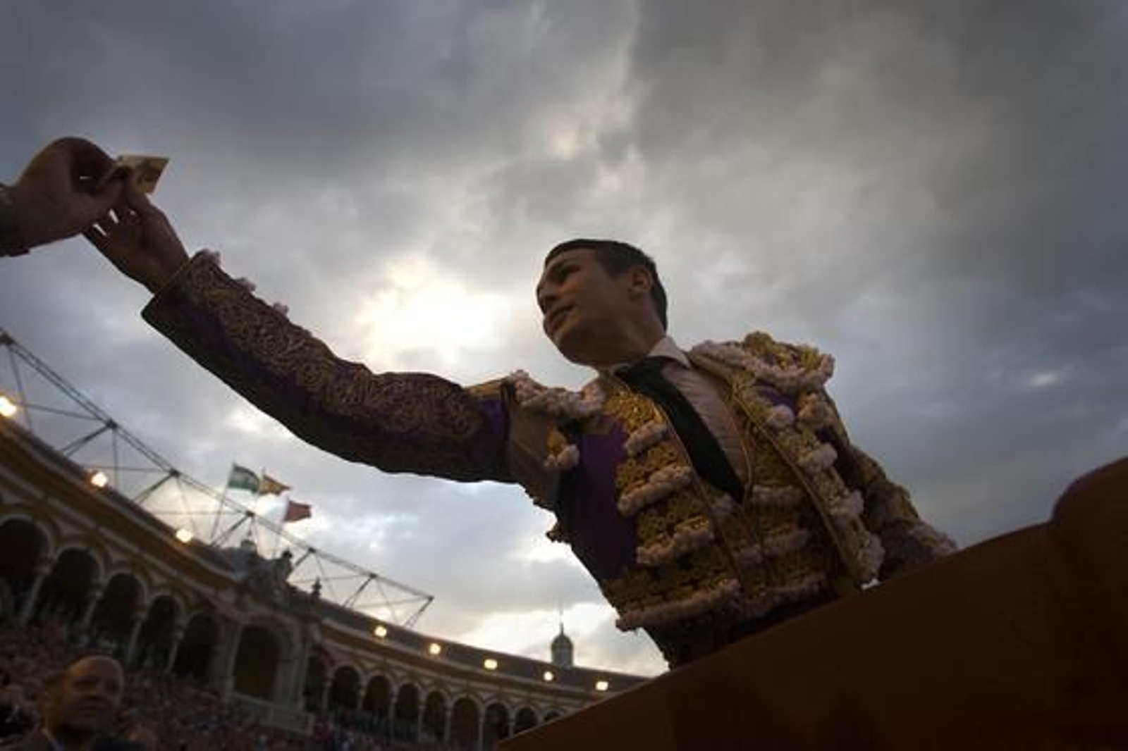 Manzanares entrega un obsequio a una persona del público.

Foto: Juan Carlos Muñoz