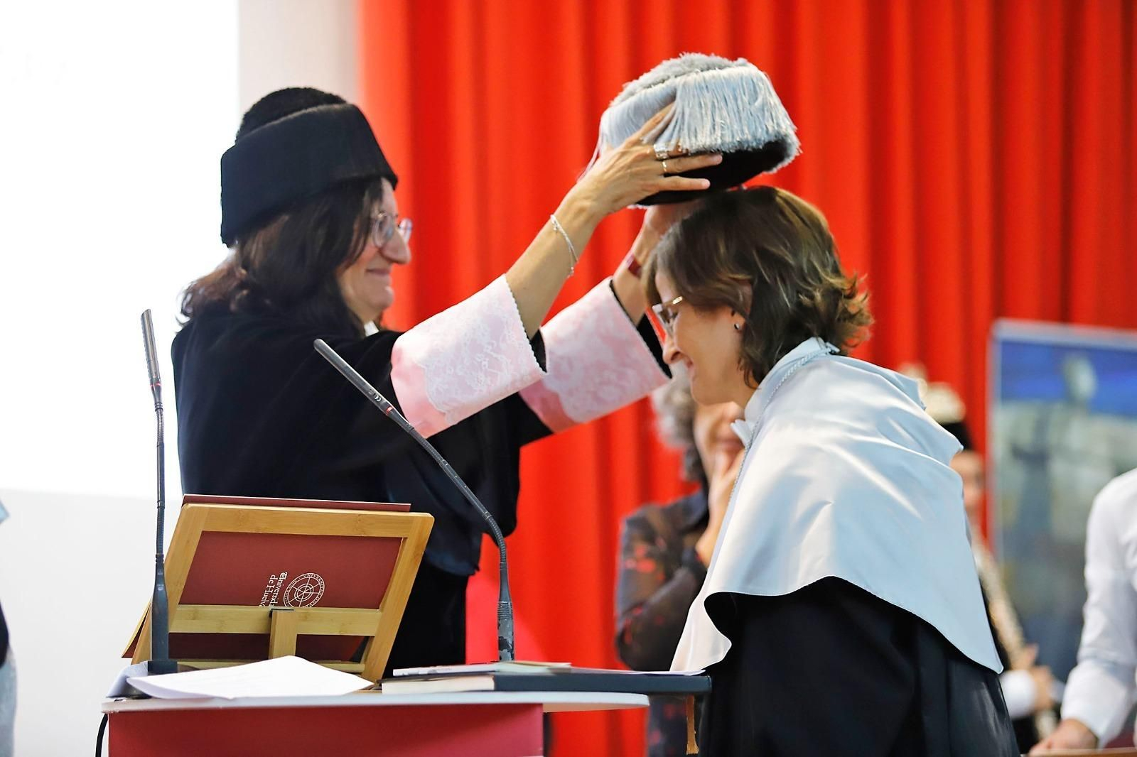 Un momento del acto de investidura. Un momento del acto de investidura.