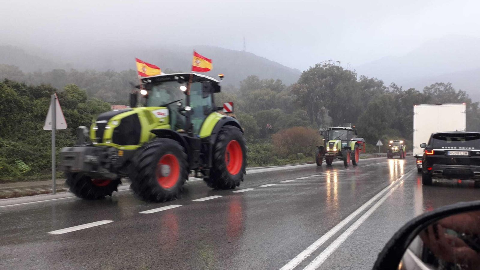 Los tractores a la vuelta, cerca de Pelayo.