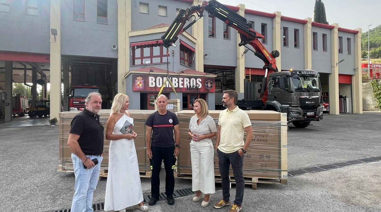 Visita a las obras para instalar paneles fotovoltaicos en los tejados del Parque de Bomberos.