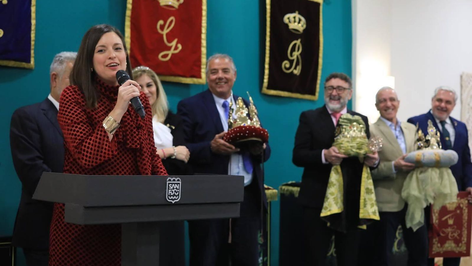 La alcaldesa, Patricia Cavada, se dirige a los asistentes en la cena de proclamación de los Reyes Magos. La alcaldesa, Patricia Cavada, se dirige a los asistentes en la cena de proclamación de los Reyes Magos.