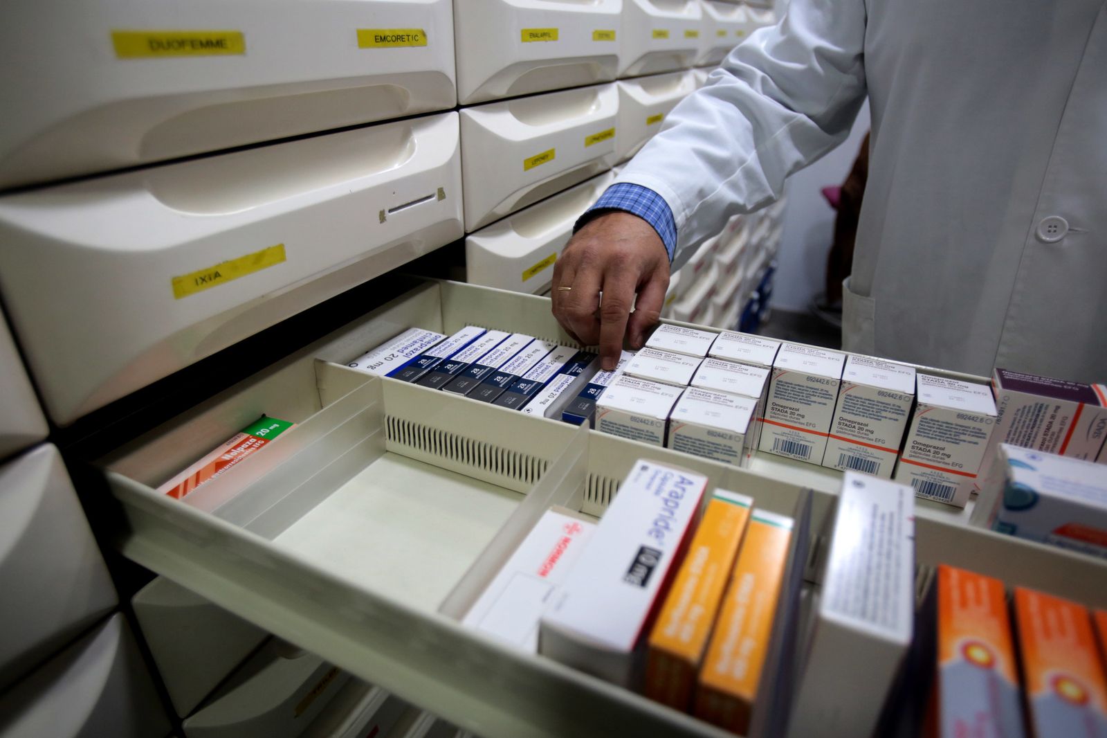 Cajones de medicamentos con compartimentos vacíos en el almacén de una farmacia gaditana esta semana.