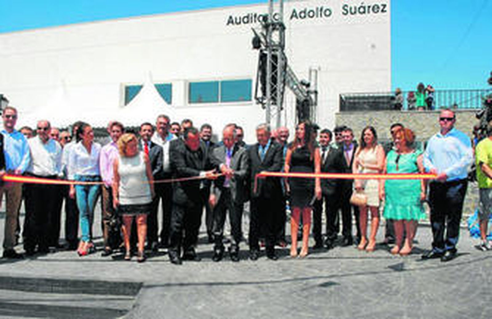 Alcalde y presidente de Diputación cortaron la cinta que ayer inauguraba el nuevo complejo.