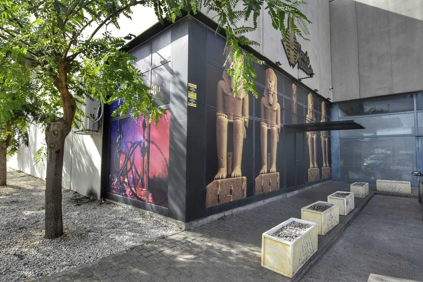 Entrada a la discoteca "Templo Anubis" en Palmones