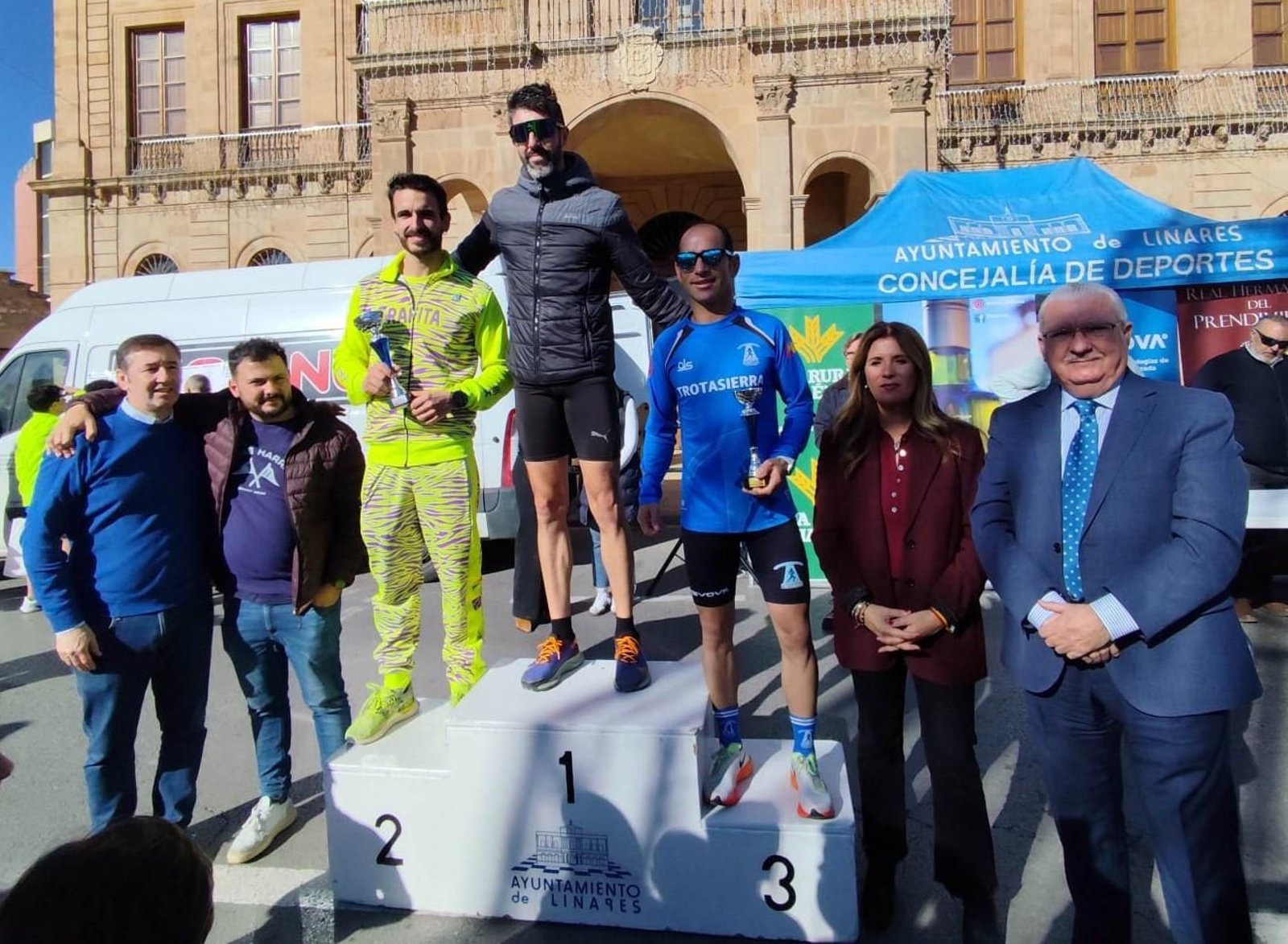 Juan Bautista Expósito, Rafael Jiménez y Pedro Catena, en el podio de la San Silvestre linarense.