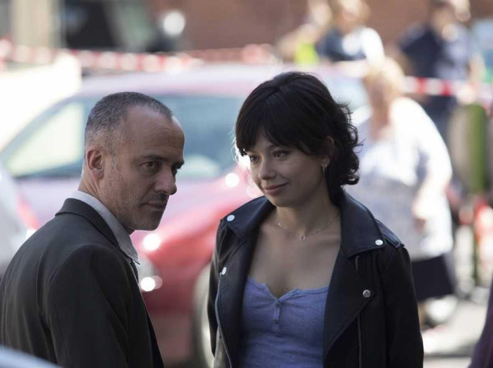 Javier Gutiérrez y Anna Castillo, en una escena de 'Estoy vivo'.