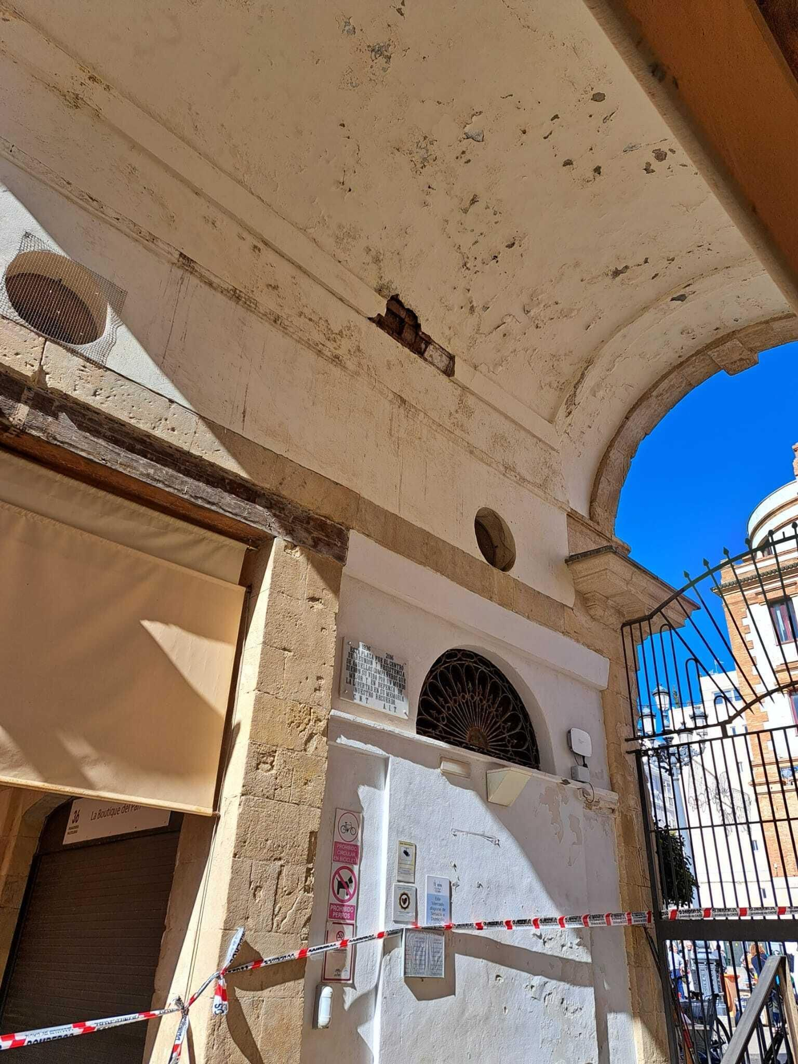 Detalle del trozo de cornisa que se ha desprendido en el acceso principal del Mercado Central.