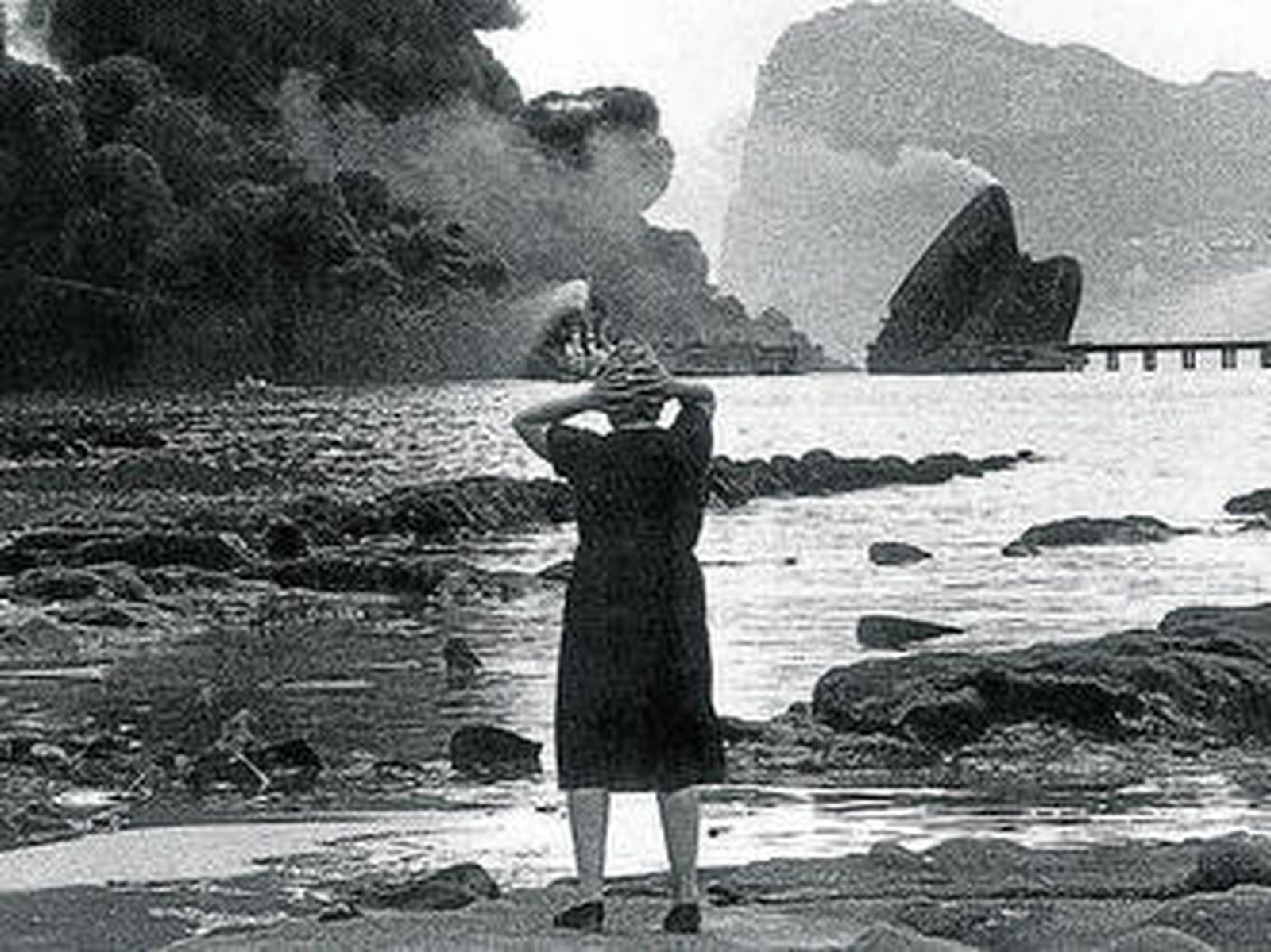 1985El petrolero Petrogen One explota en la refinería de CEPSA en la bahía de Algeciras